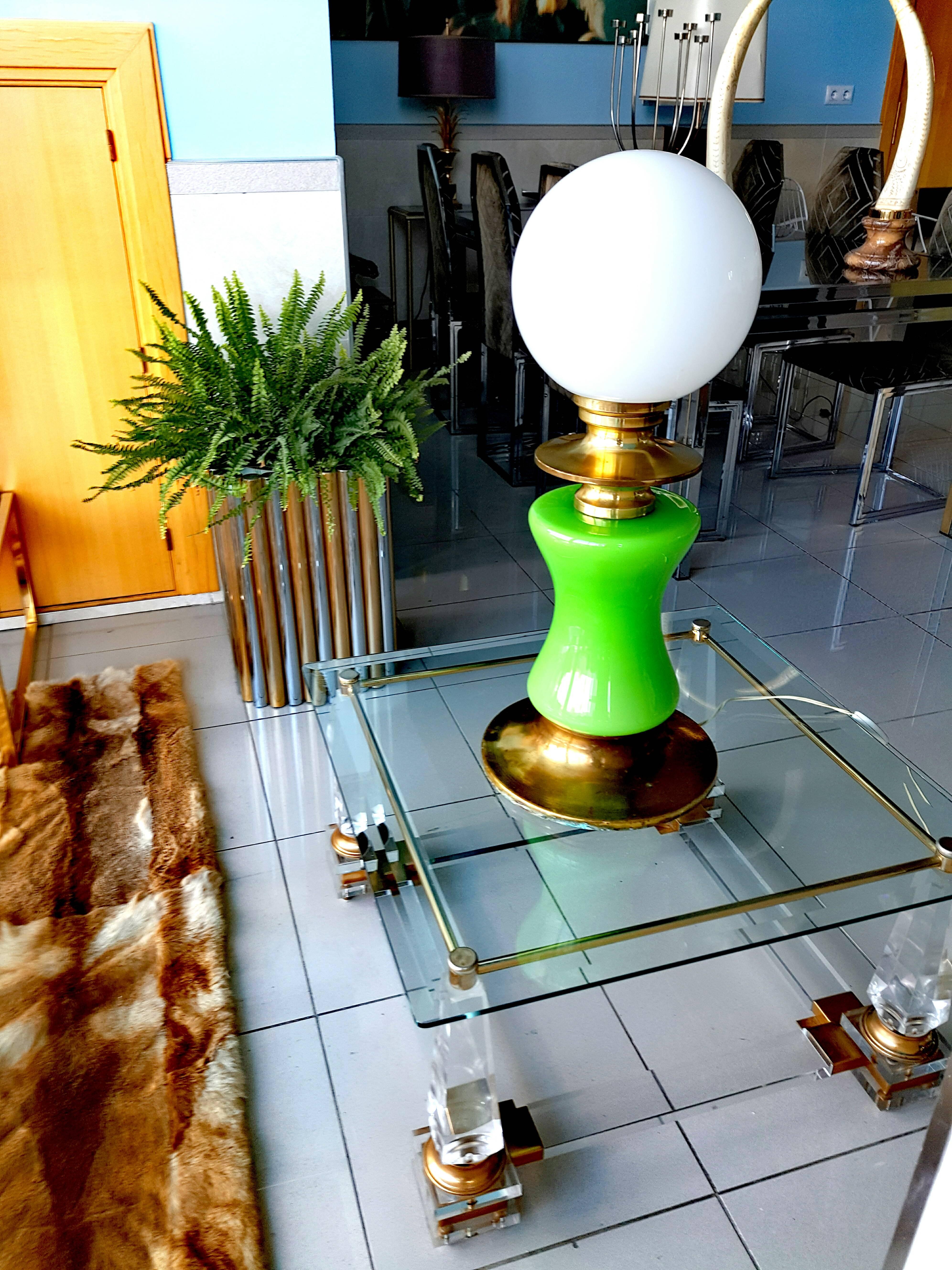 Great Murano Mid-Century table lamp, in beautiful pistachio green Murano glass and brass.