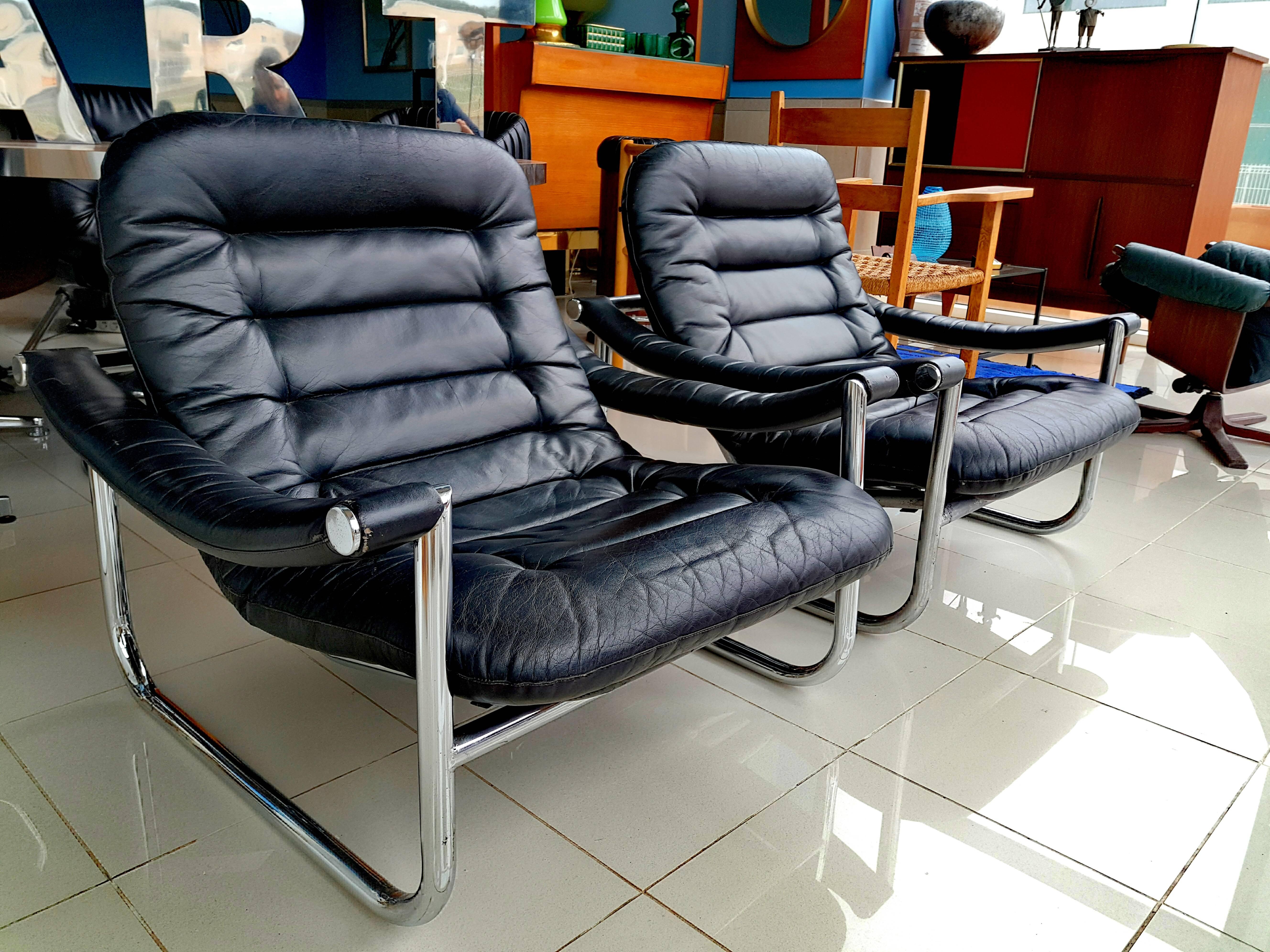 Beautiful and rare pair of Maga lounge chair circa 1970, in black leatherette and chrome, in perfect vintage condition. Very comfortable, adjustable in depth, sitting position lying.