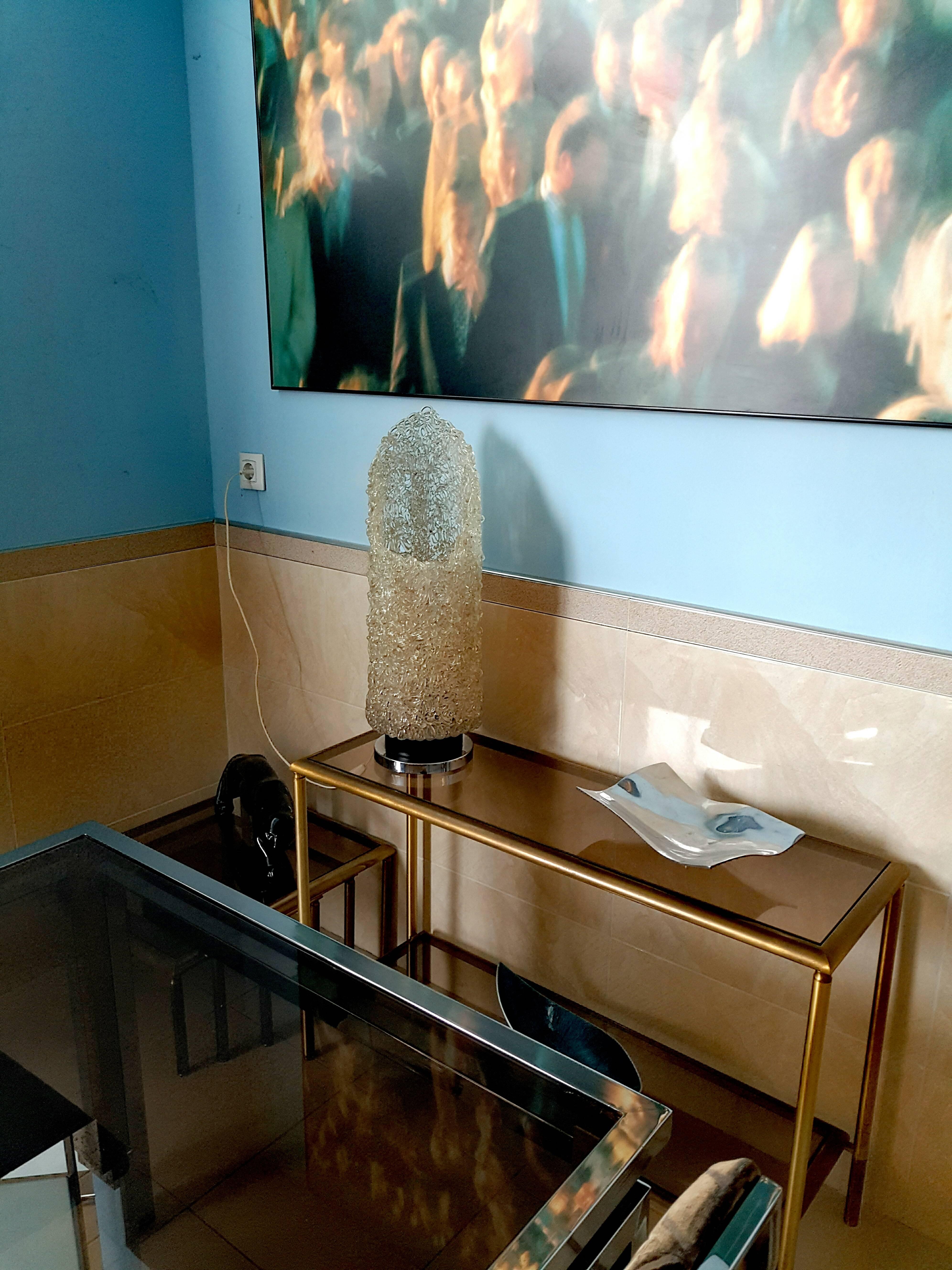 Rare et belle lampe de table par Policris d'Espagne, circa 1970. Le Policris est un type spécial de cristal lumineux organique en polycarbonate, très clair, pratiquement incassable, d'une grande luminosité, qui nous permet de créer des pièces