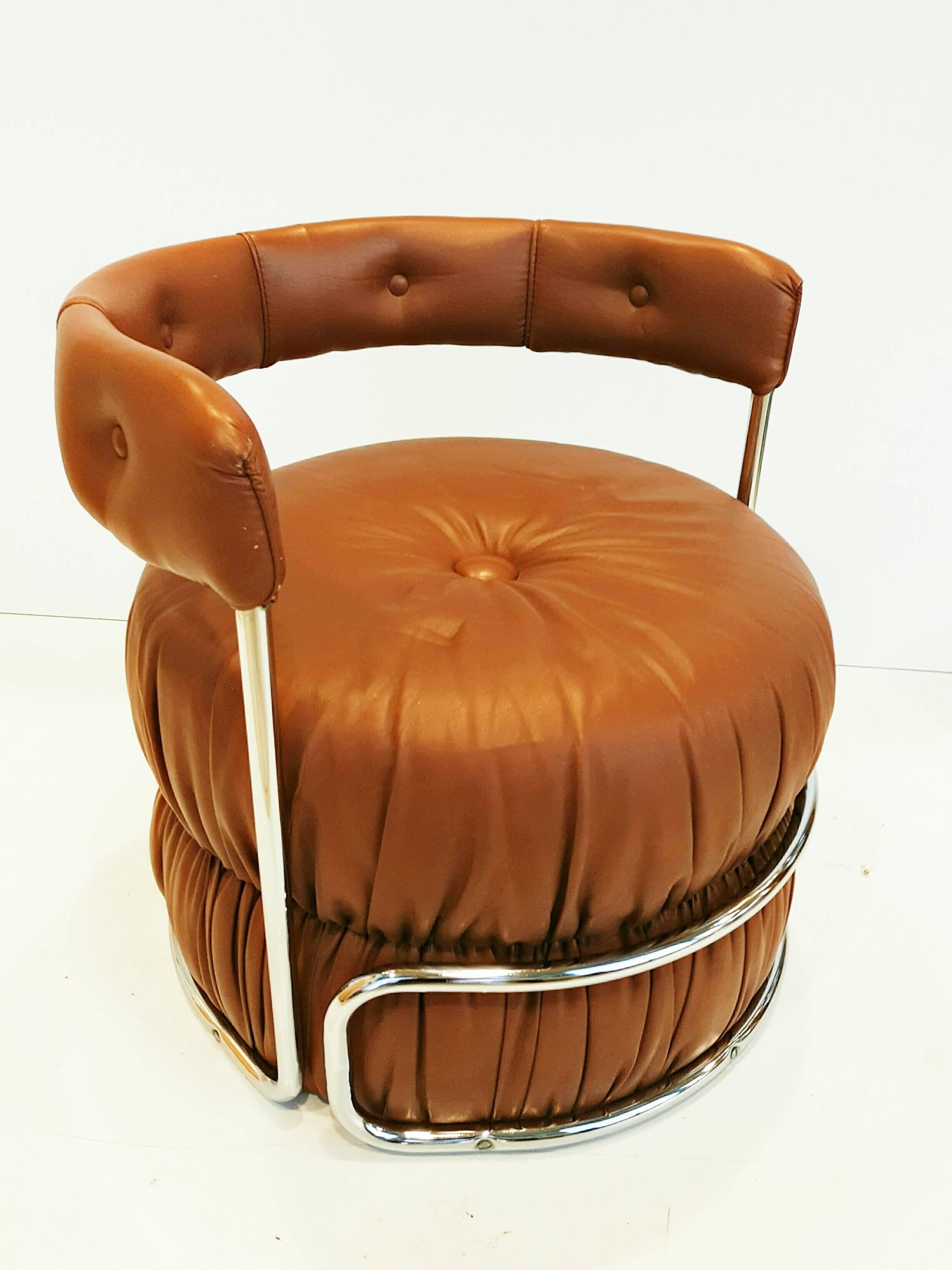 Magnifiques fauteuils pouf français fabriqués en France dans les années 1970, en similicuir beige et chrome en parfait état vintage.