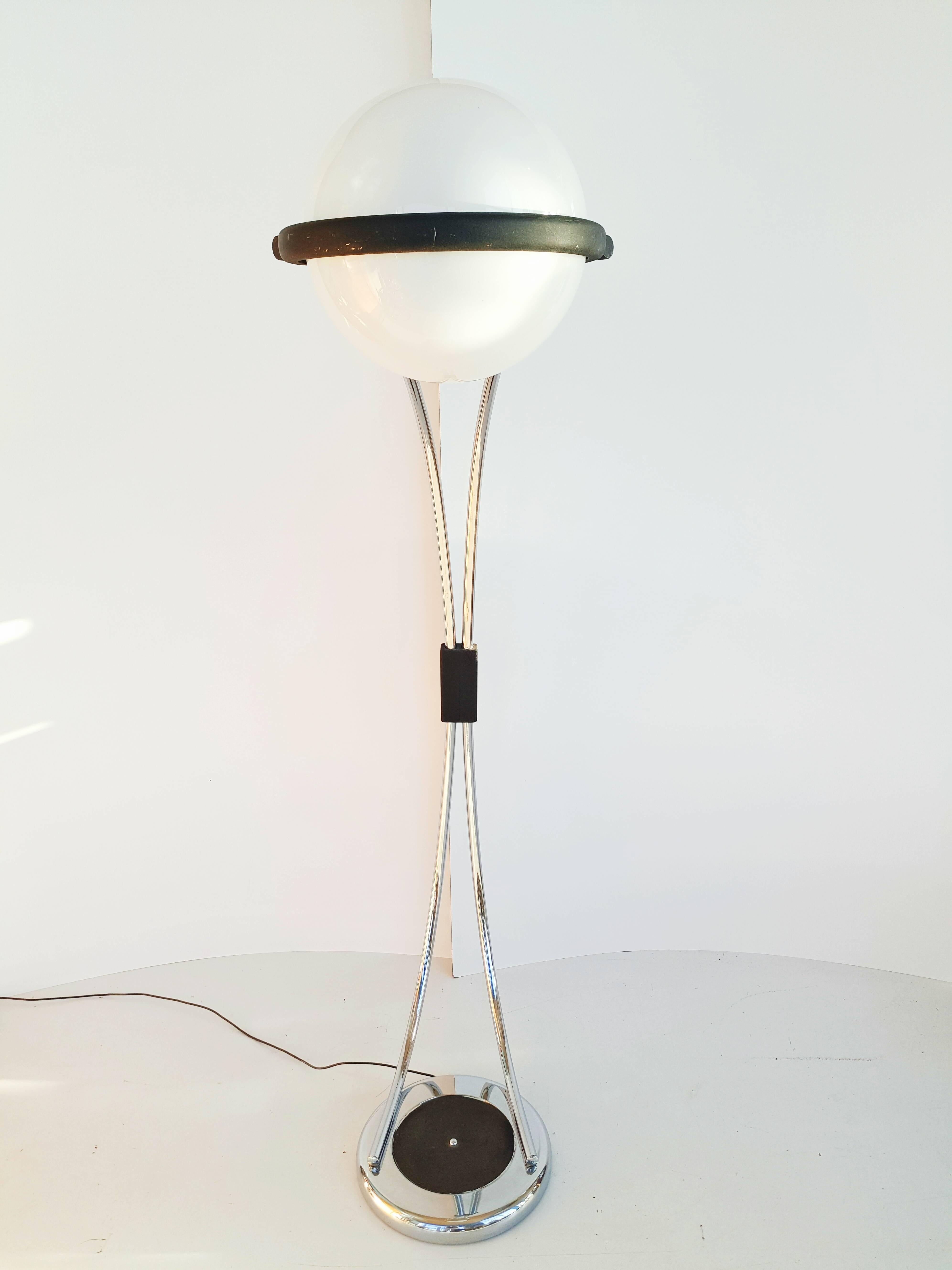 20ième siècle Grand lampadaire italien en forme d'arc, vers 1970 en vente