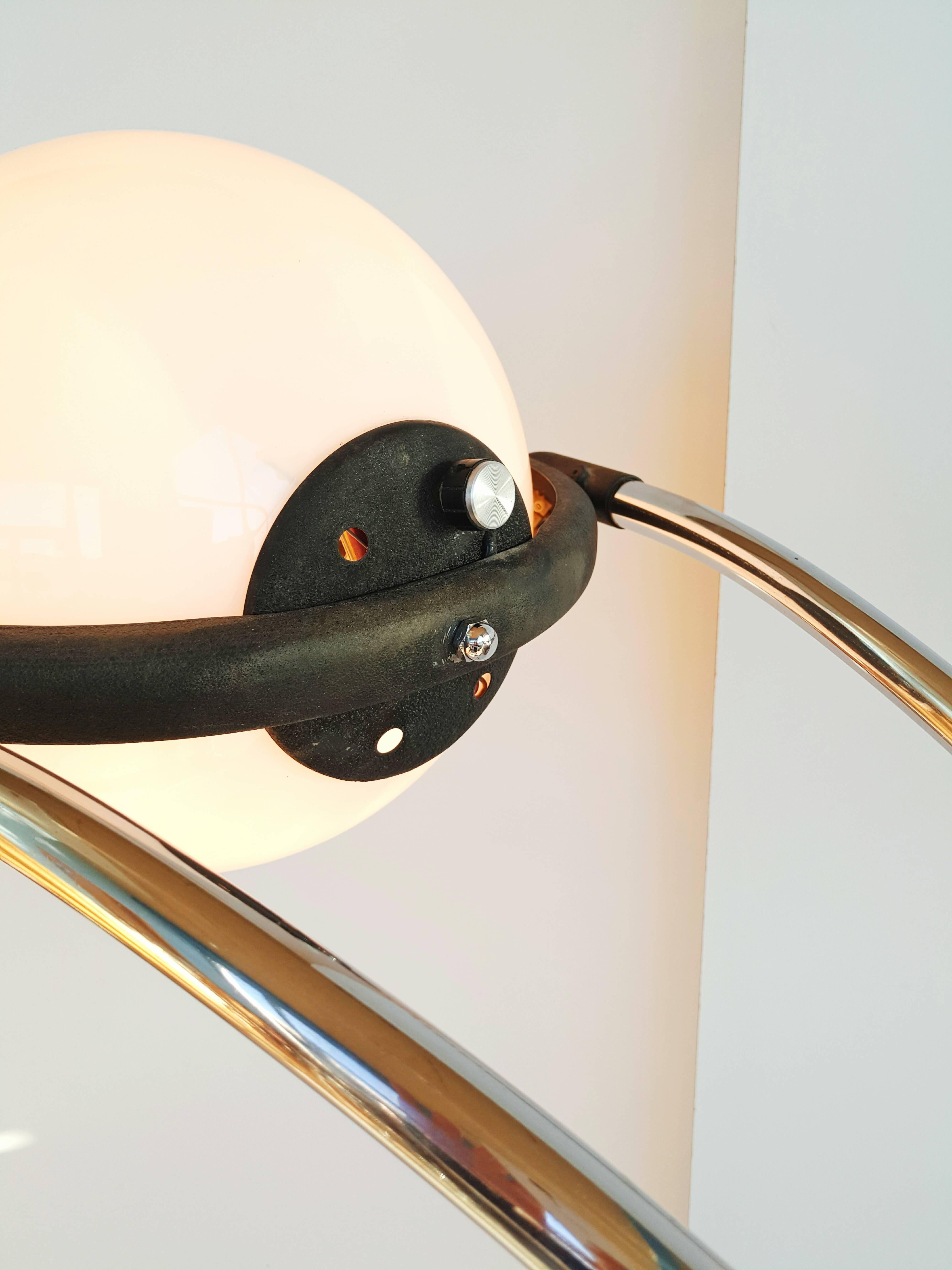 Verre opalin Grand lampadaire italien en forme d'arc, vers 1970 en vente