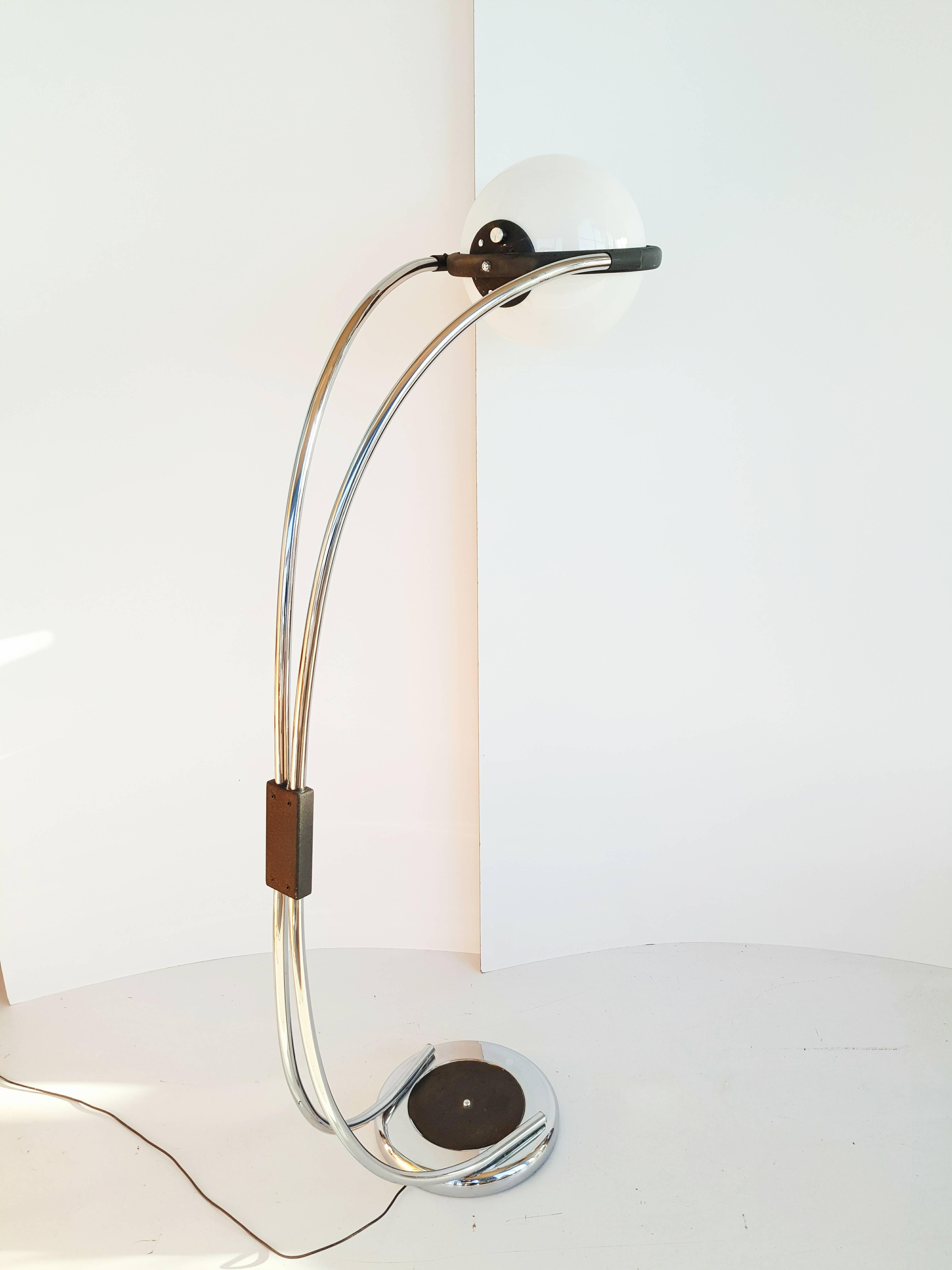Grand lampadaire italien en forme d'arc, vers 1970 en vente 3