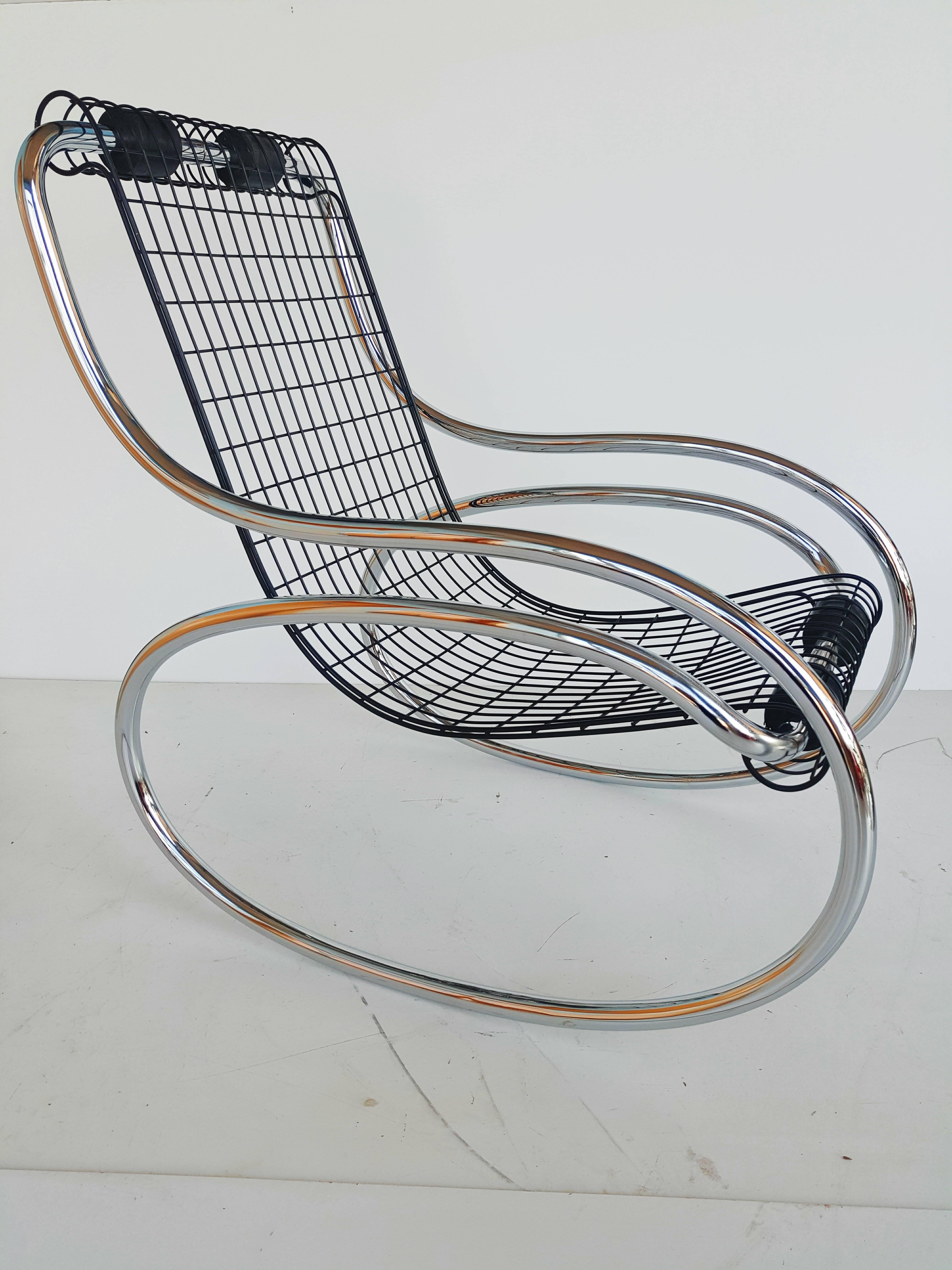 Français Rare chaise à bascule en fer et chrome, vers 1970 en vente
