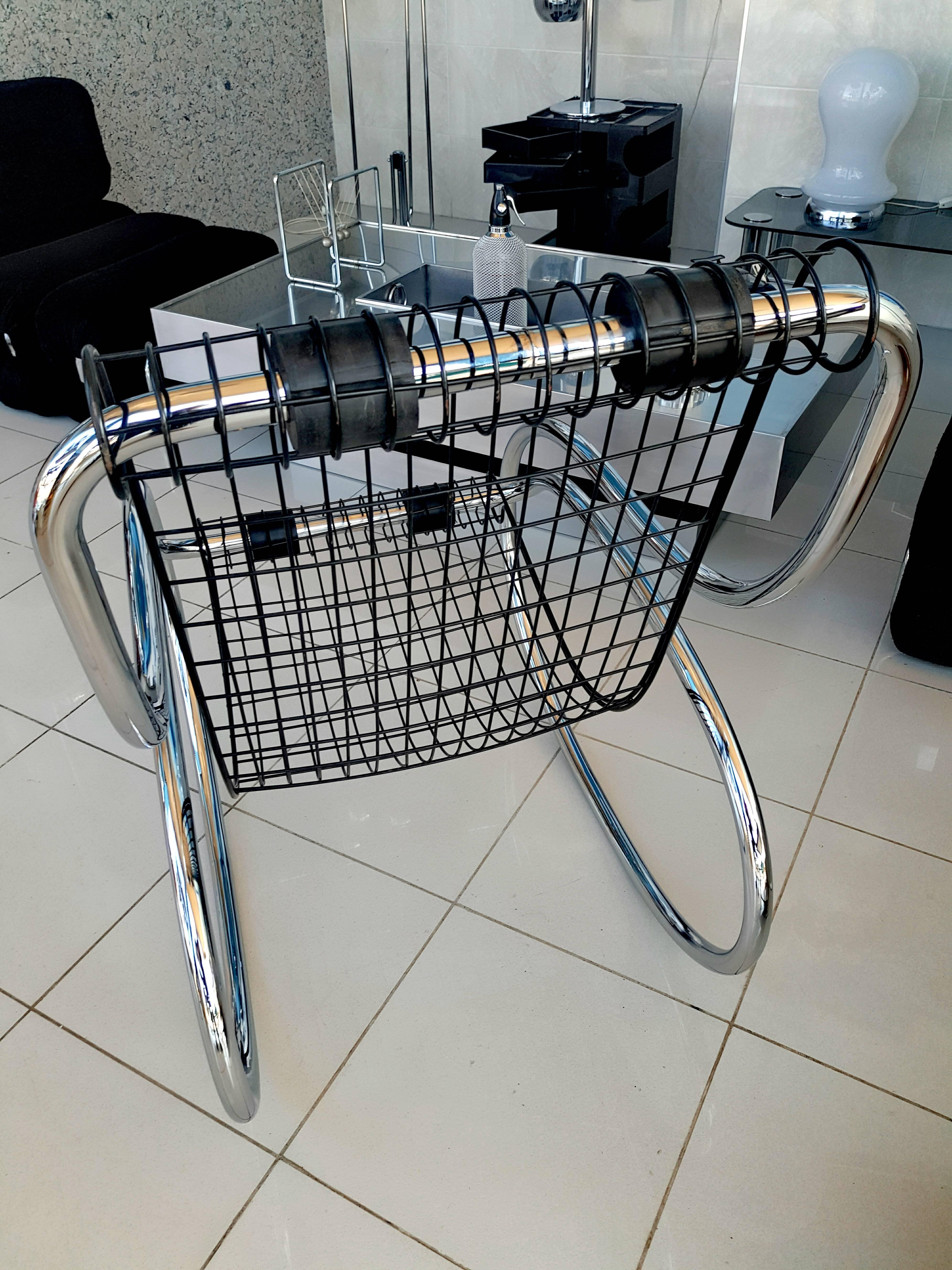 Chrome Rare chaise à bascule en fer et chrome, vers 1970 en vente