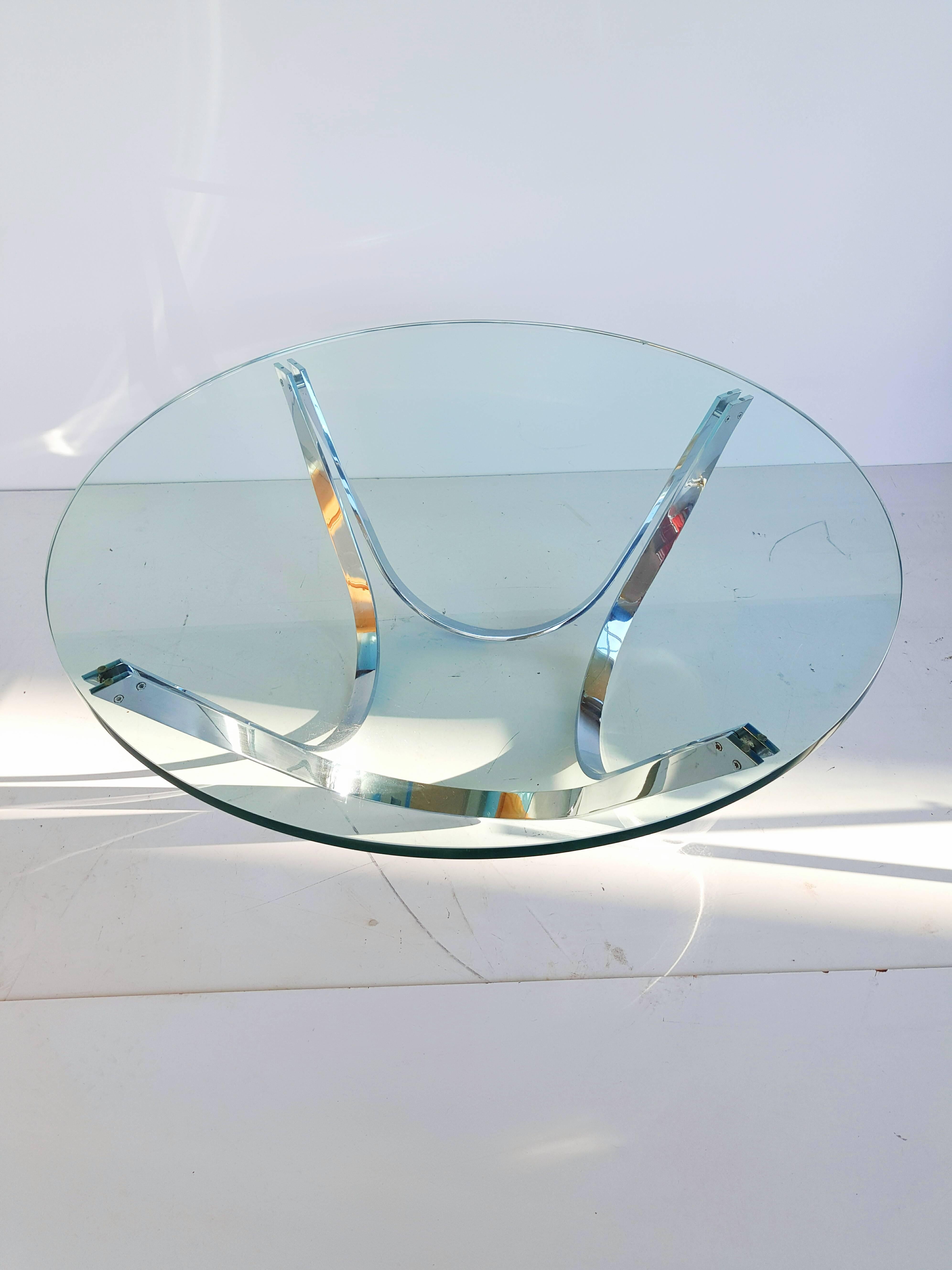 Round coffee table by American designer Roger Sprunger from the 1970s. Produced by Dunbar Furniture, USA. Chromed flattened steel frame and loose 3 cm thick crystal original tabletop.