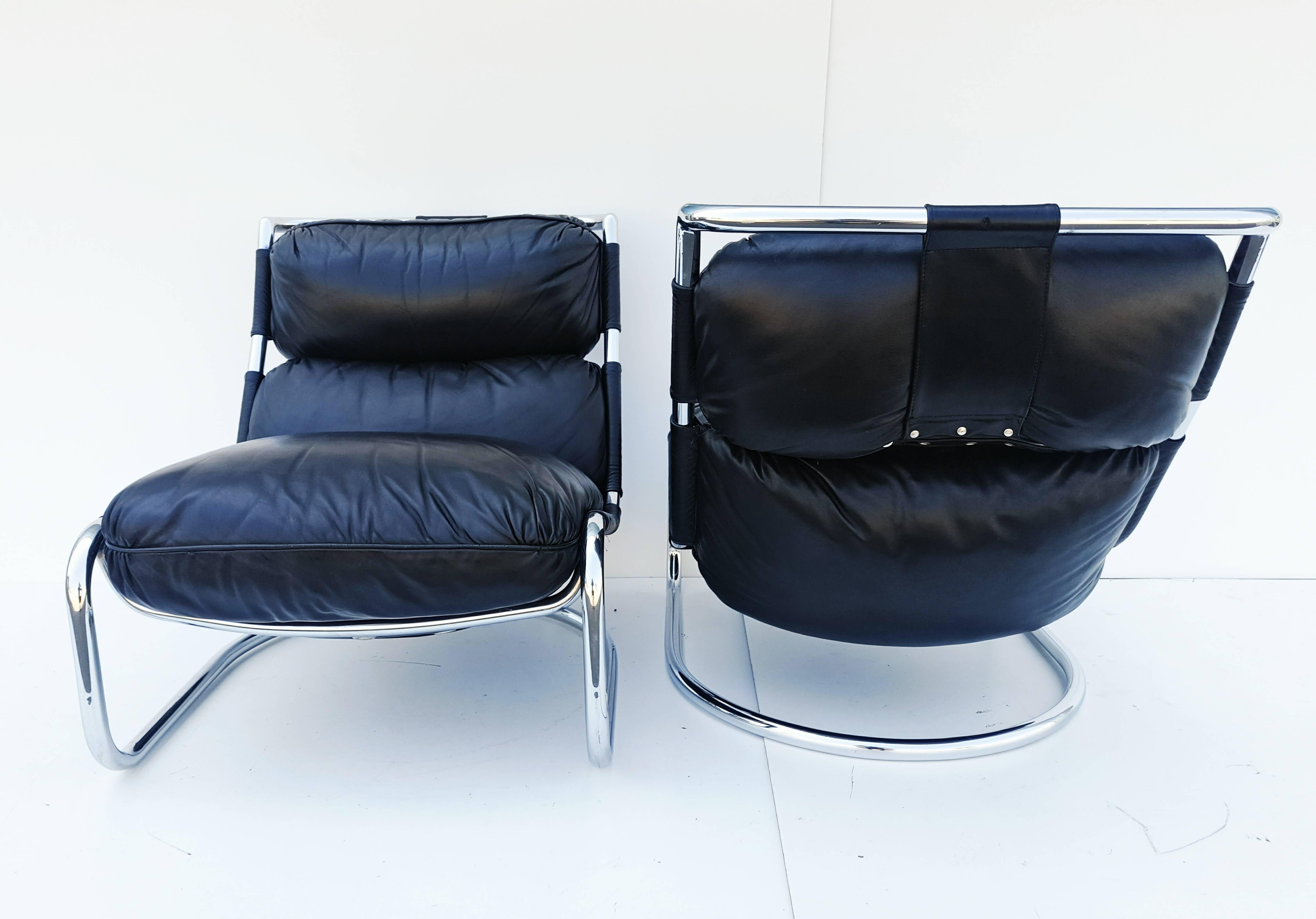 Very nice pair of Italian lounge chair of the 1970s, very high quality manufacturing, with a very soft leather, the whole really very comfortable. In perfect vintage condition. This pair of armchair has a very pure design, manufacture of very high