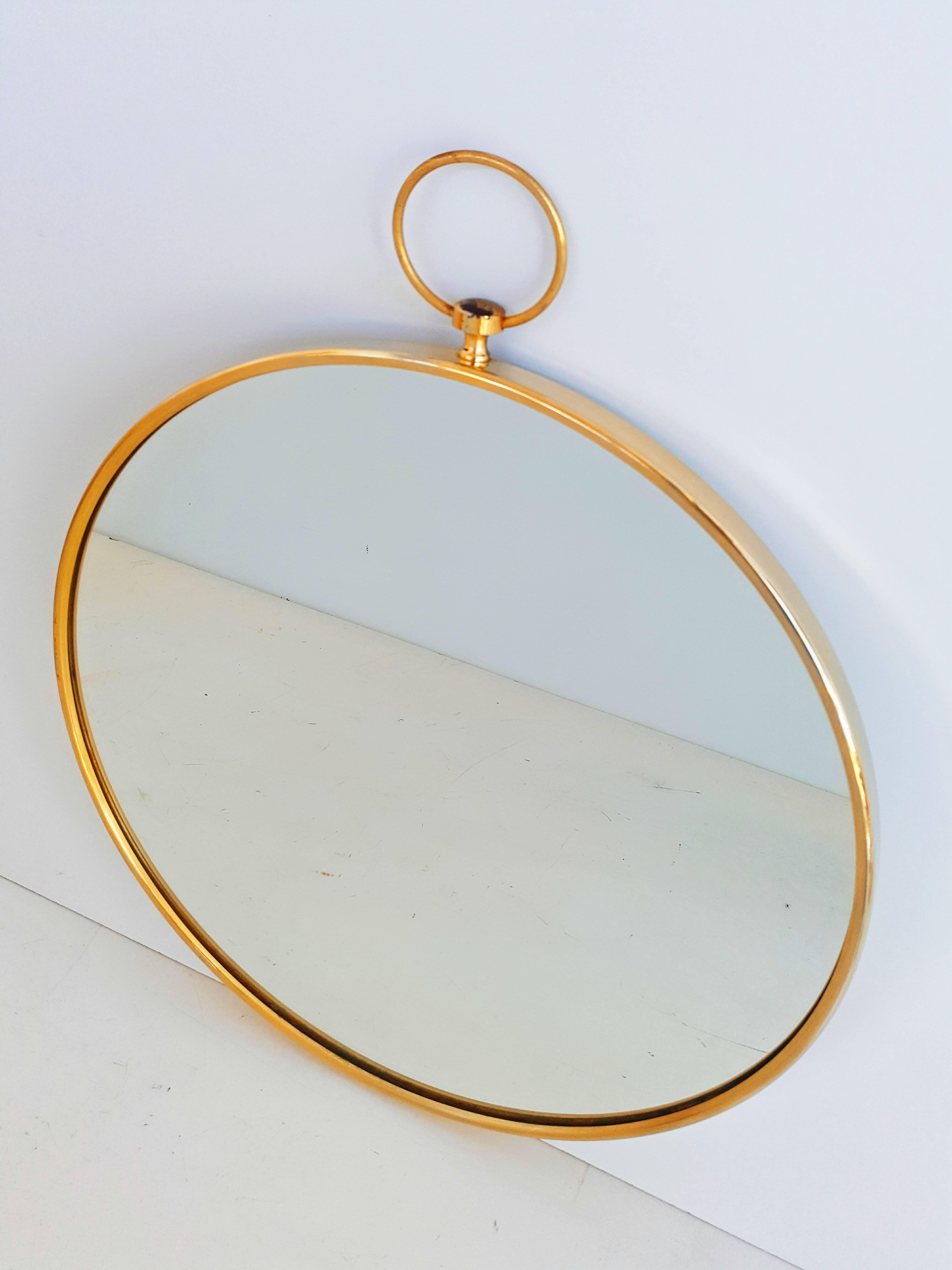 Beautiful circular brass mirror from France manufactured in the 1950s.
Very pretty with its brass ring at the top.
Total height with ring: 63 cms.