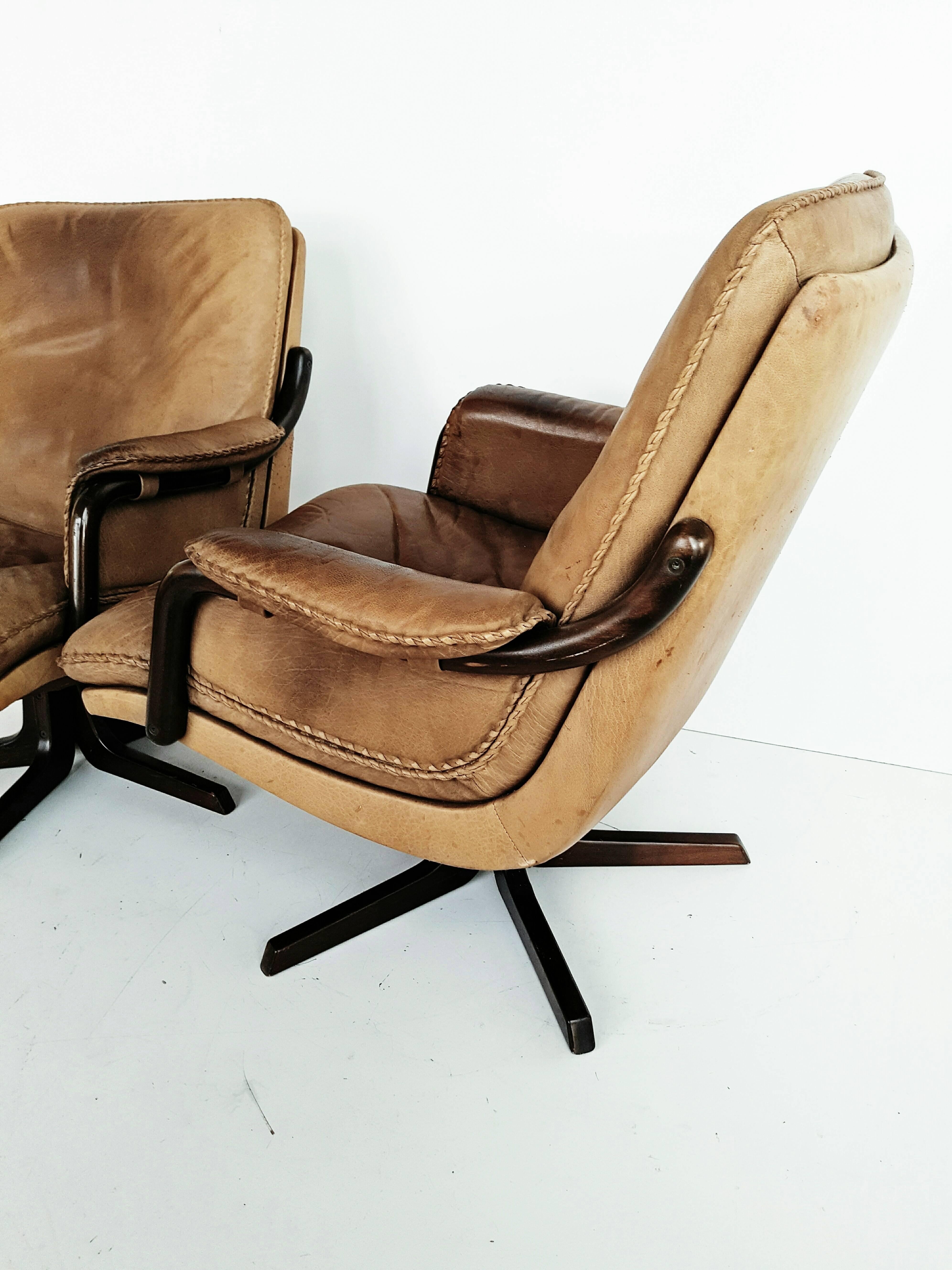 Pair of Mid-Century Danish Leather Swivel Armchairs In Good Condition In L'Escala, ES