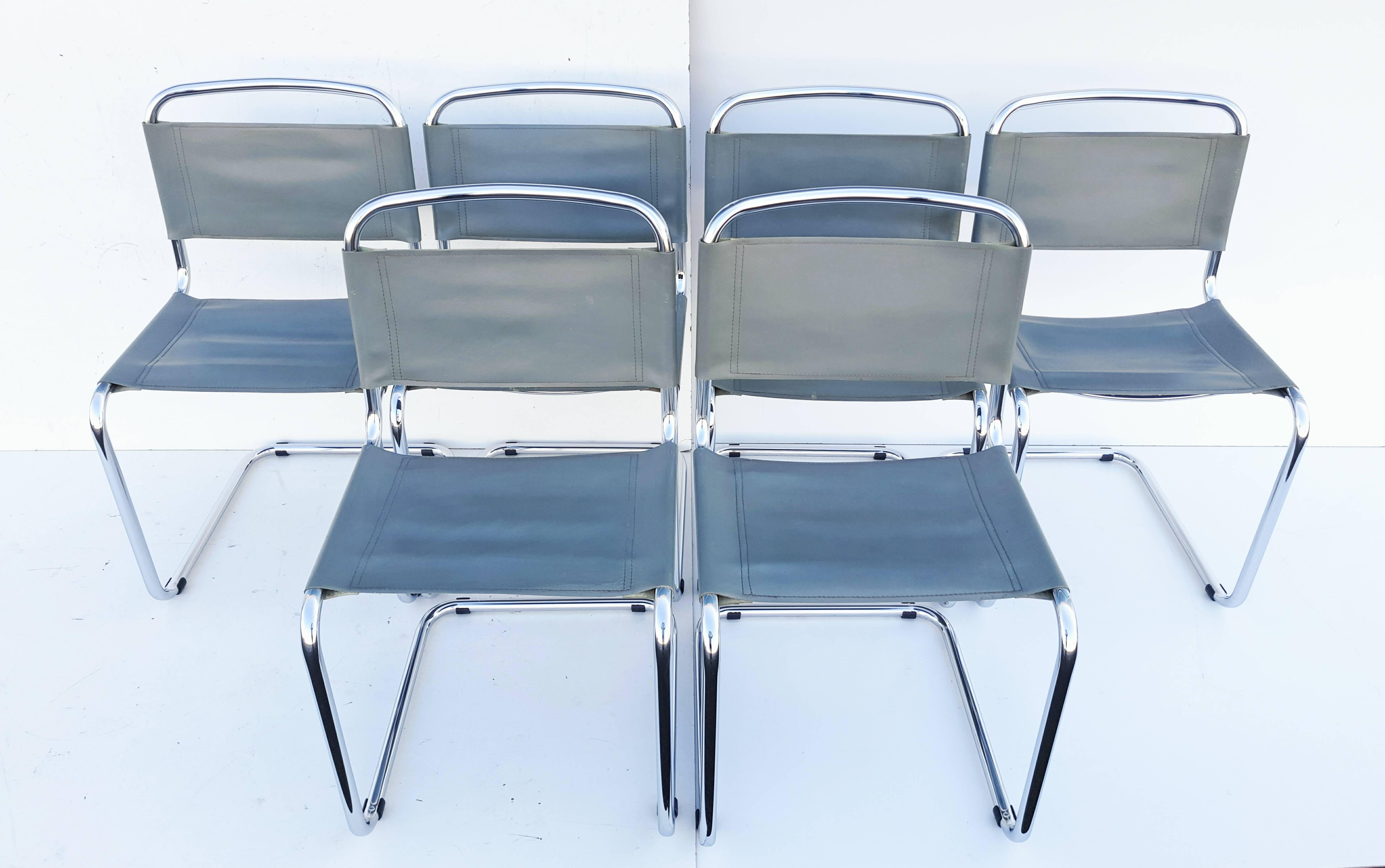 Un bel ensemble de six chaises de salle à manger conçu par Mart Stam pour Fasem, Italie, années 1970.
Ces chaises ont une structure métallique tubulaire en porte-à-faux avec une belle assise et un dossier en cuir de selle gris.
Ils sont dans un