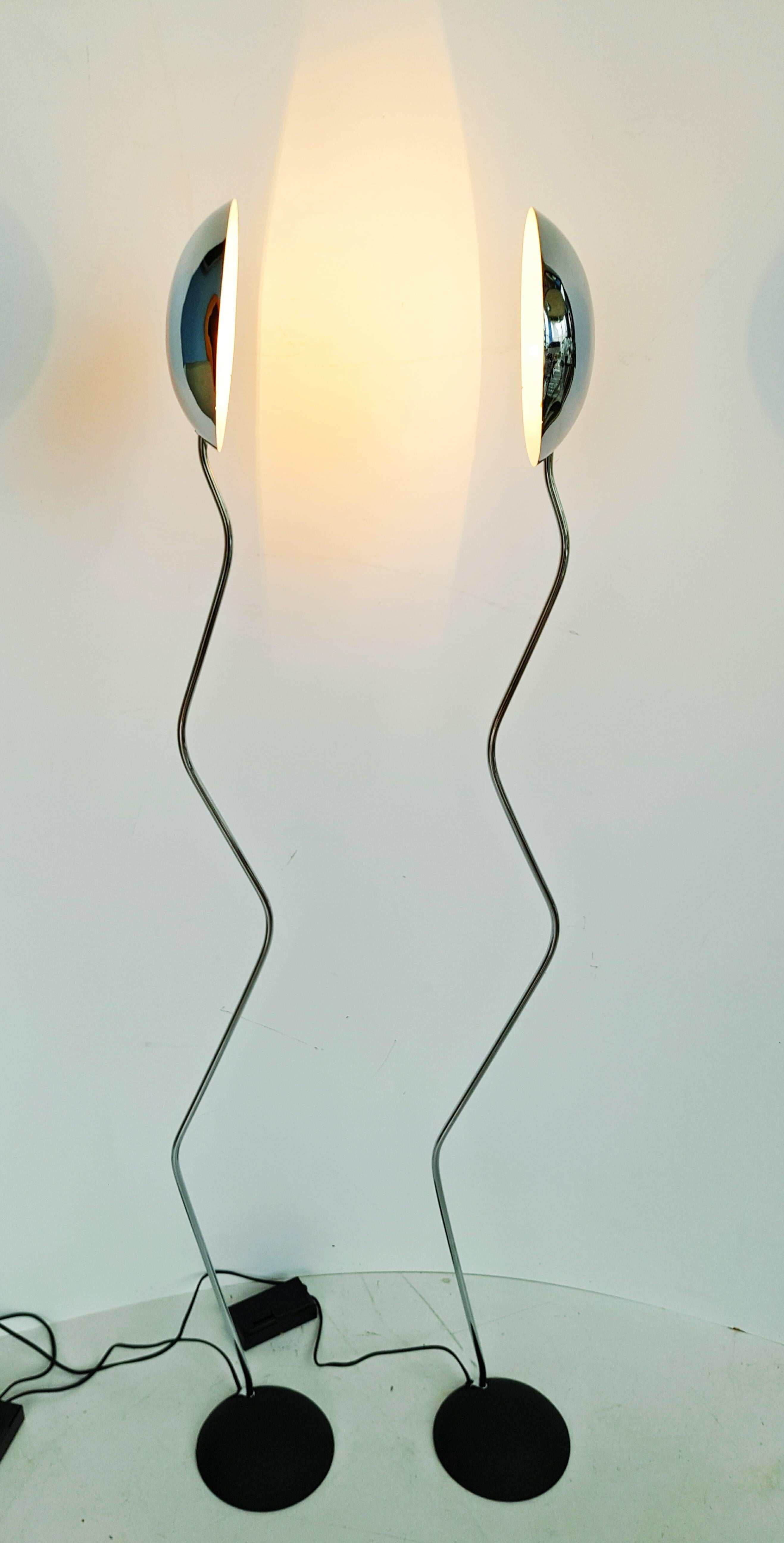Beautiful pair of 1970s Italian floor lamp, chrome and articulated metal base. Equipped with a dimmer switch. Bulbs = b15.