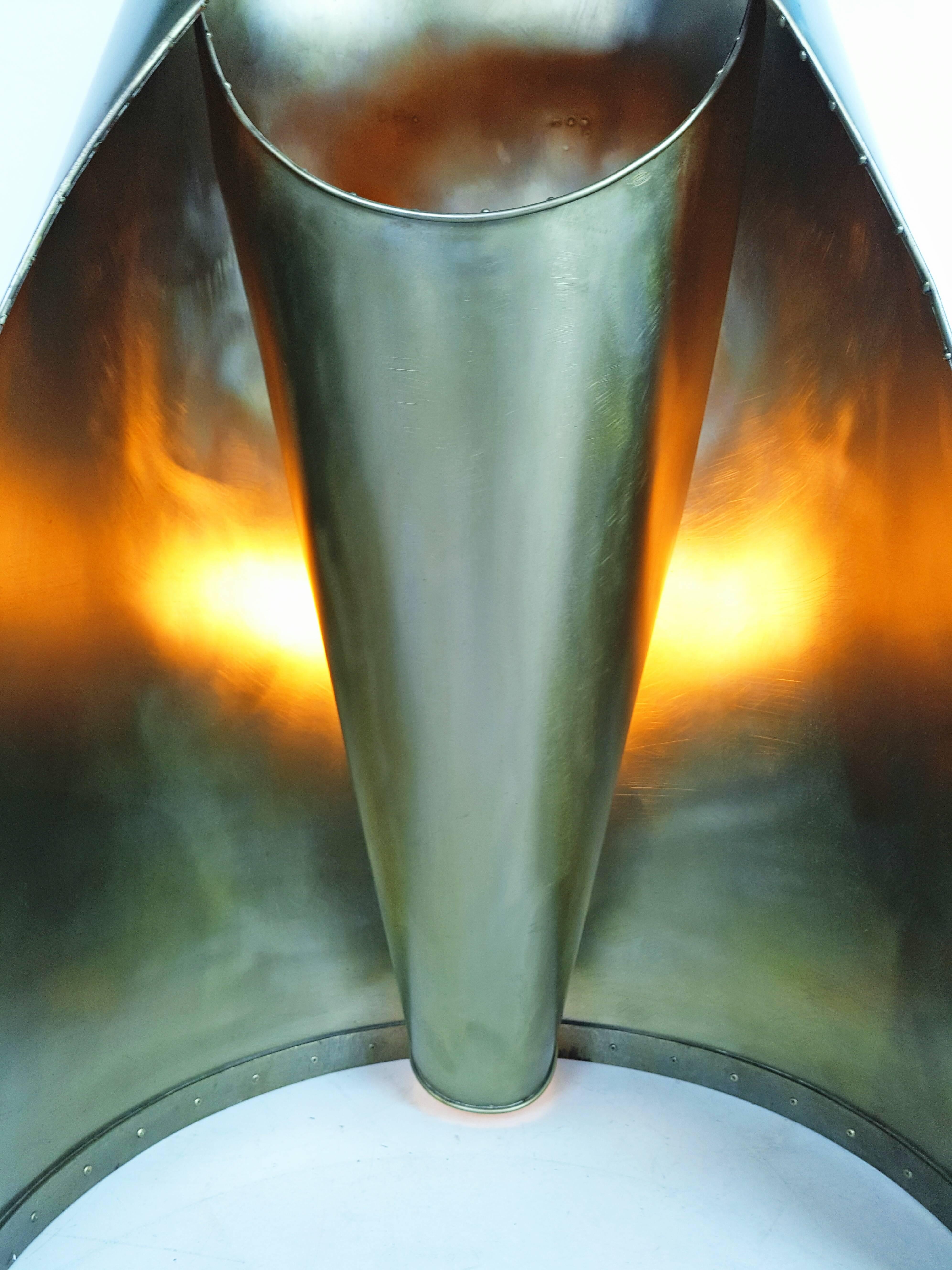 Métal Grand lampadaire rare signé par l'artiste en vente