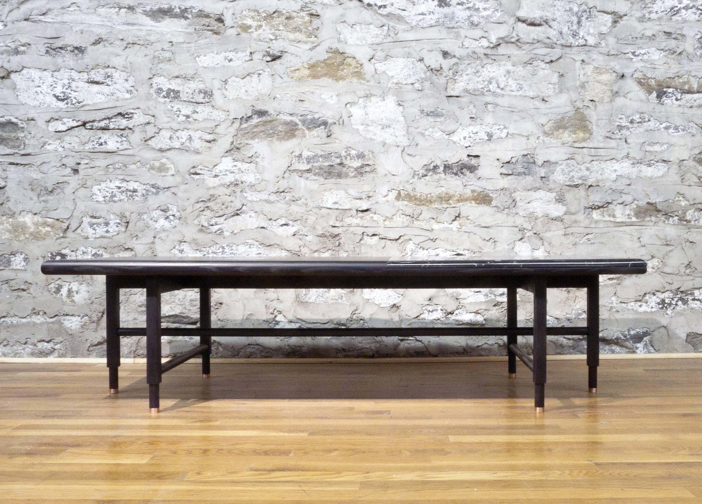 Comme indiqué : 
Placage de frêne noirci avec frêne massif, marbre et miroir antique.
Dimensions : 15.5