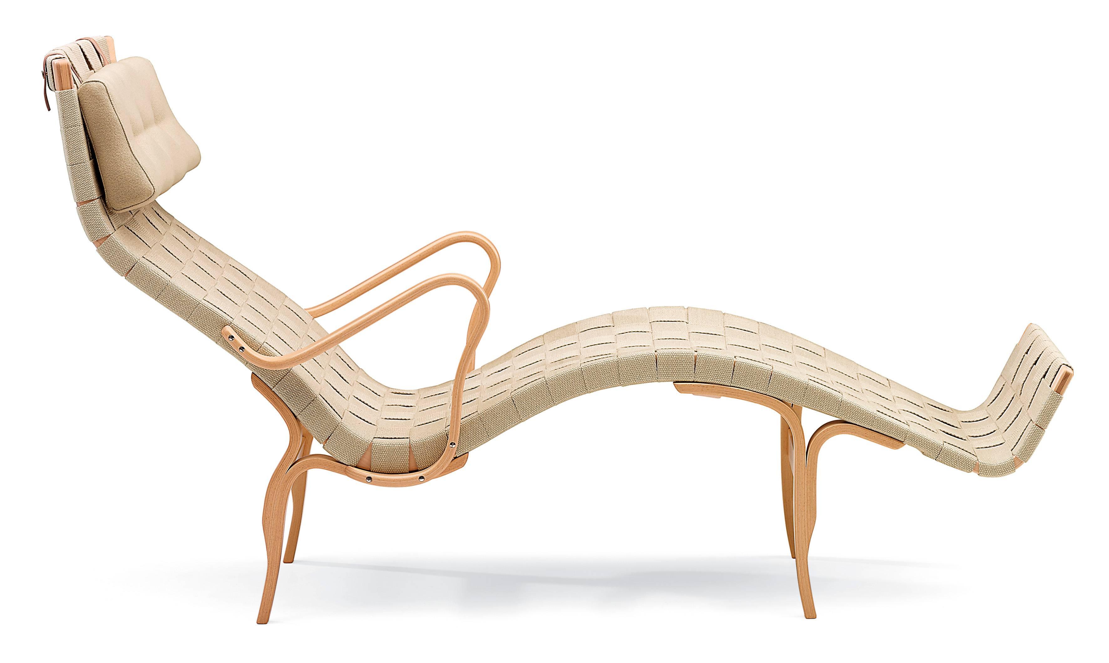 Lounge chair with seat frame in solid birch, arms and underframe of laminated beech. Covered with plaited linen webbing, natural or black. Equipped with pillow, as standard covered with wool-fabric Tonus, beige.