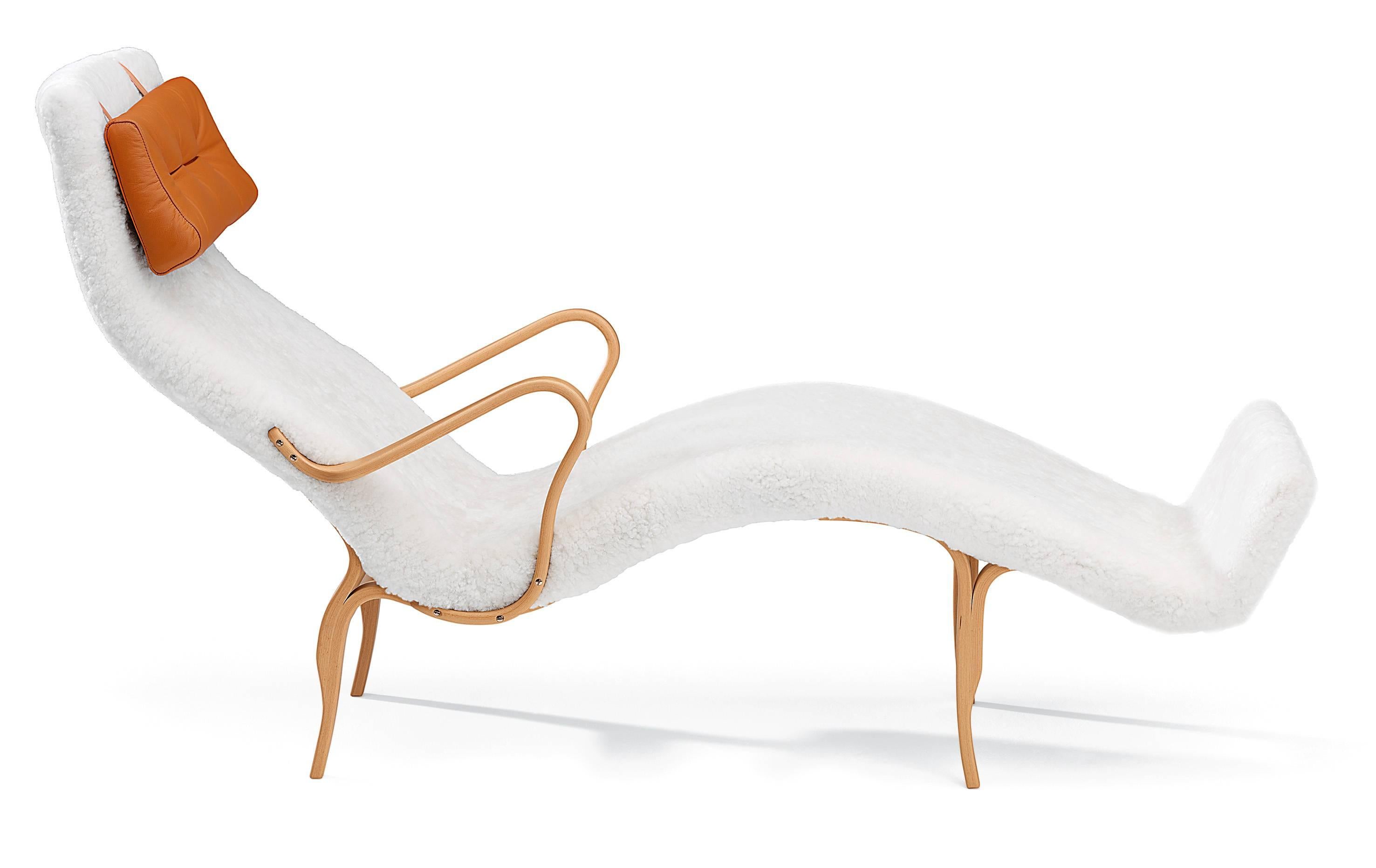 Lounge chair with seat frame in solid birch, arms and underframe of laminated beech. Covered with white sheepskin (Australian) over plaited webbing and polyether (CMHR). Equipped with pillow, as standard covered in leather as below:

Brown
