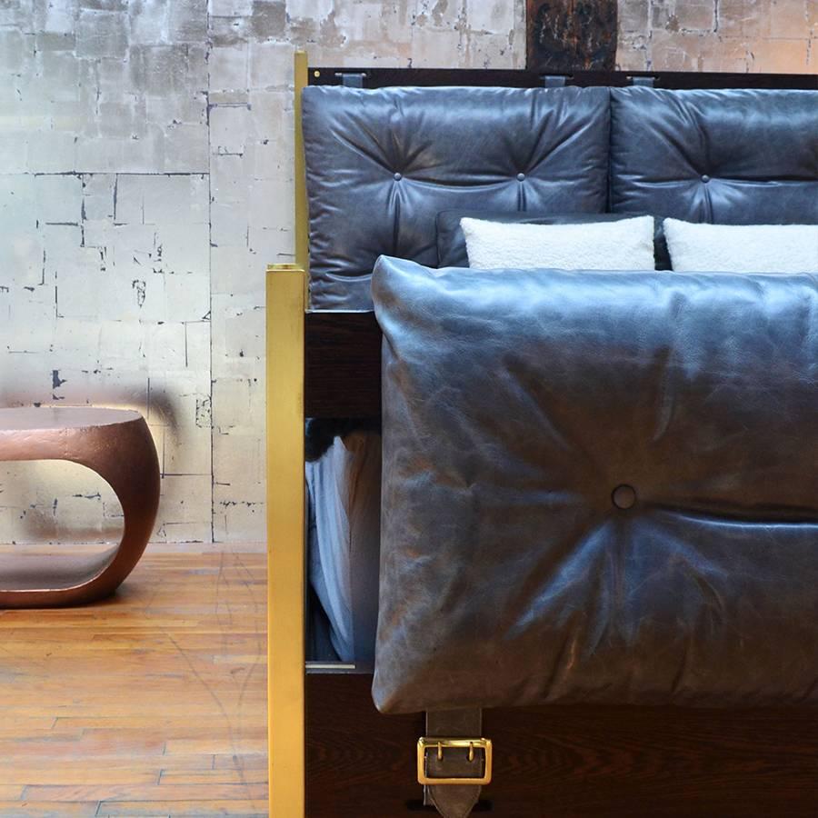 Campanha Bed Frame, Tufted Leather Head and Footboard, Brass Legs, Wooden Frame (Moderne der Mitte des Jahrhunderts) im Angebot
