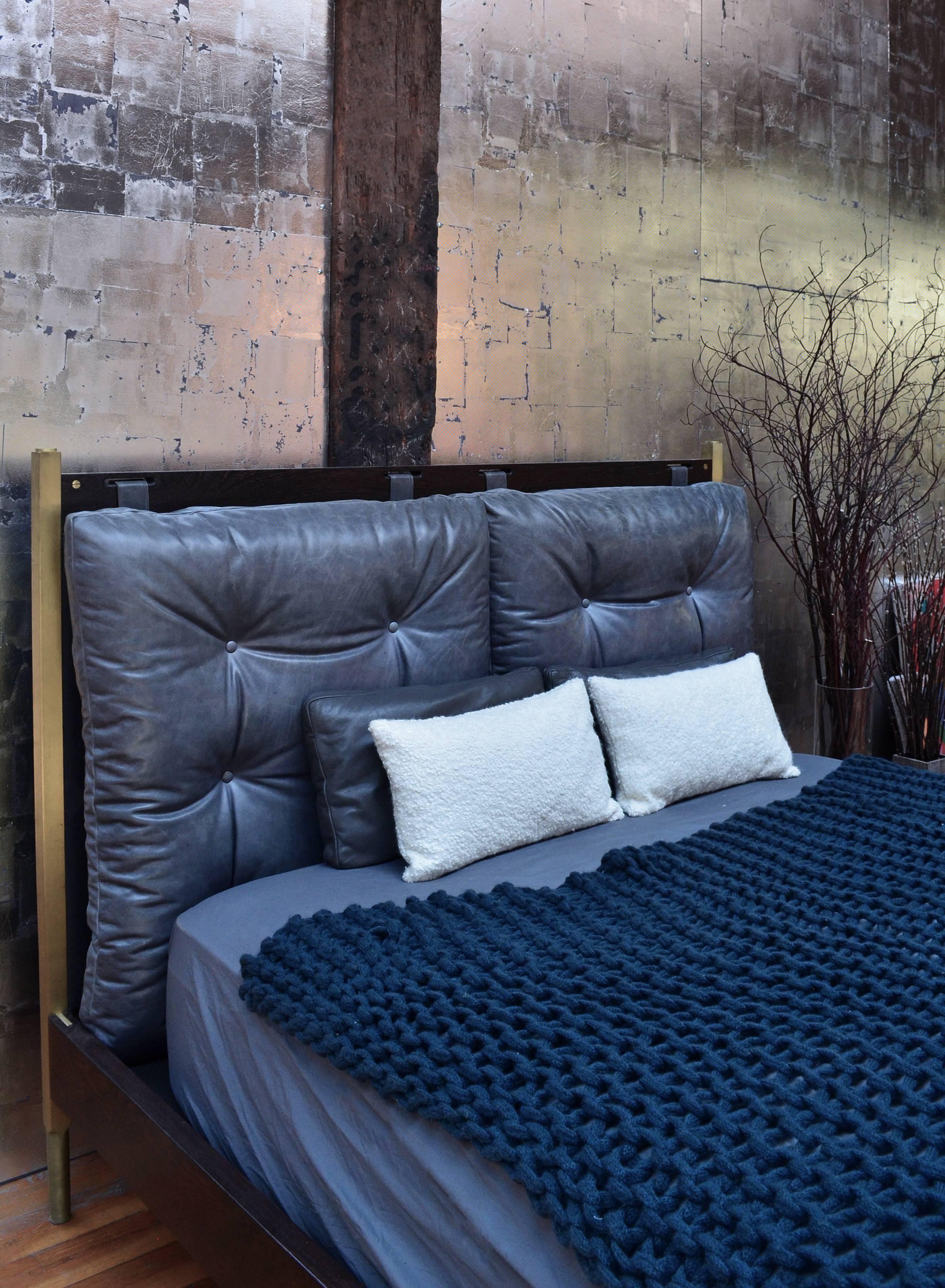 Campanha Bed Frame, Tufted Leather Head and Footboard, Brass Legs, Wooden Frame im Zustand „Hervorragend“ im Angebot in Brooklyn, NY