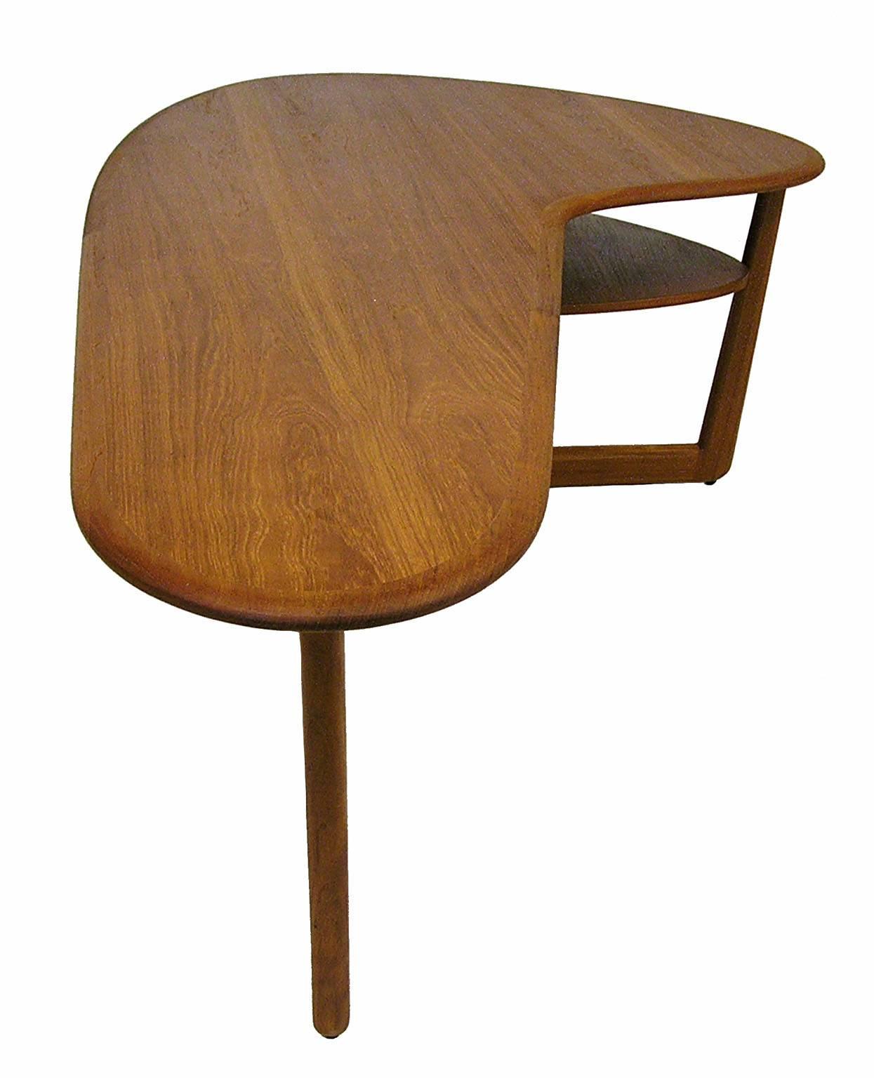 1960s Stylish Kidney Shaped Teak Coffee Table In Excellent Condition In Winnipeg, Manitoba