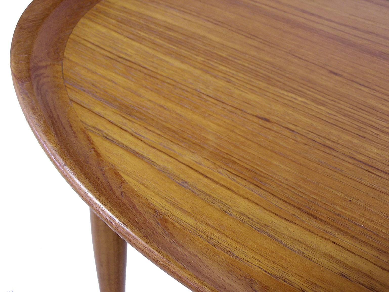 1960s Oval Teak Occasional or Side Table, Denmark In Excellent Condition For Sale In Winnipeg, Manitoba