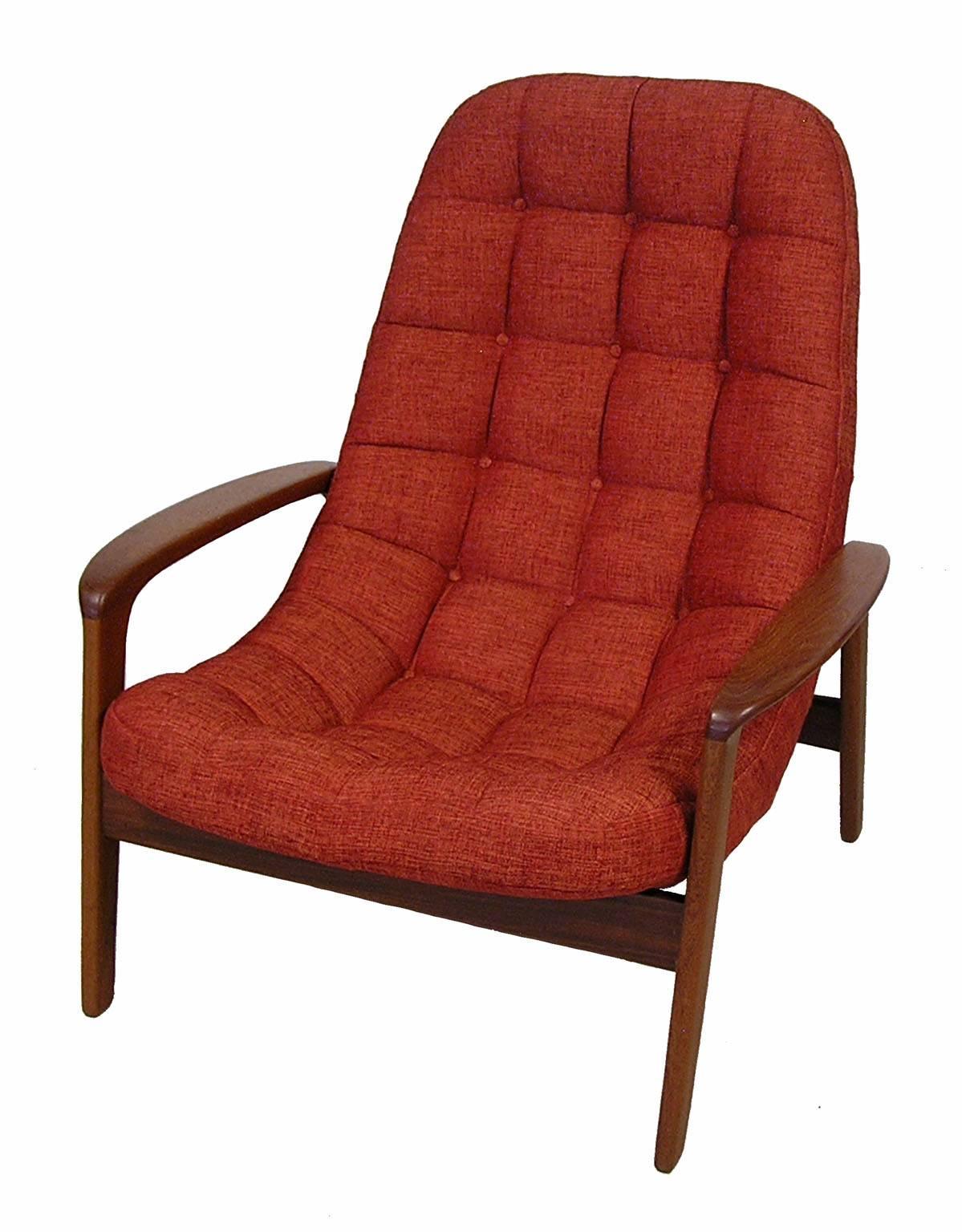 A classic lounge chair from the 1960s modern era designed and manufactured by R. Huber & Co. of Canada. Extremely comfortable with tons of Danish Mid-Century Modern character. Features a solid teak frame with sculpted armrests and low button
