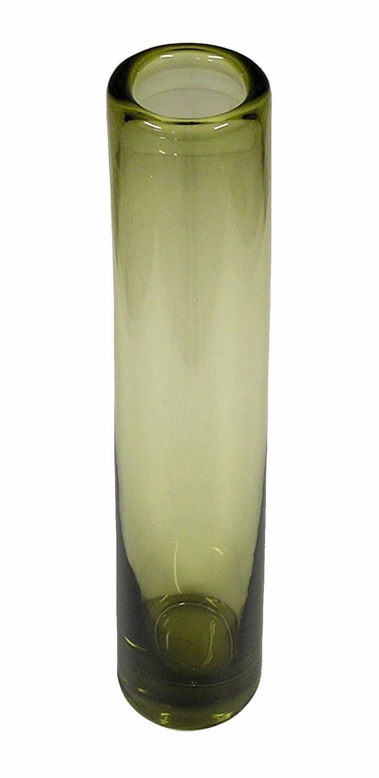 A gorgeous cylindrical art glass bud vase from 1962 by Per Lutkin for Holmegaard of Denmark. Considered one of the premier glass makers of the Scandinavian Modern era Per was responsible for introducing the use of lovely soft colors and free flowing