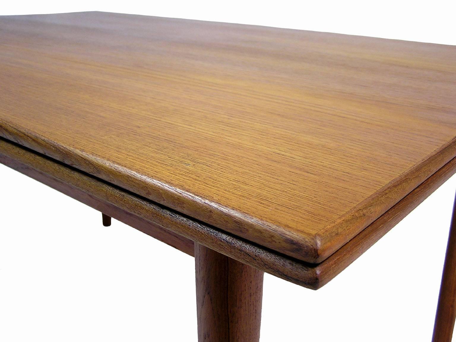 1960s Danish Teak Draw-Leaf Dining Table by Borge Mogensen In Excellent Condition In Winnipeg, Manitoba
