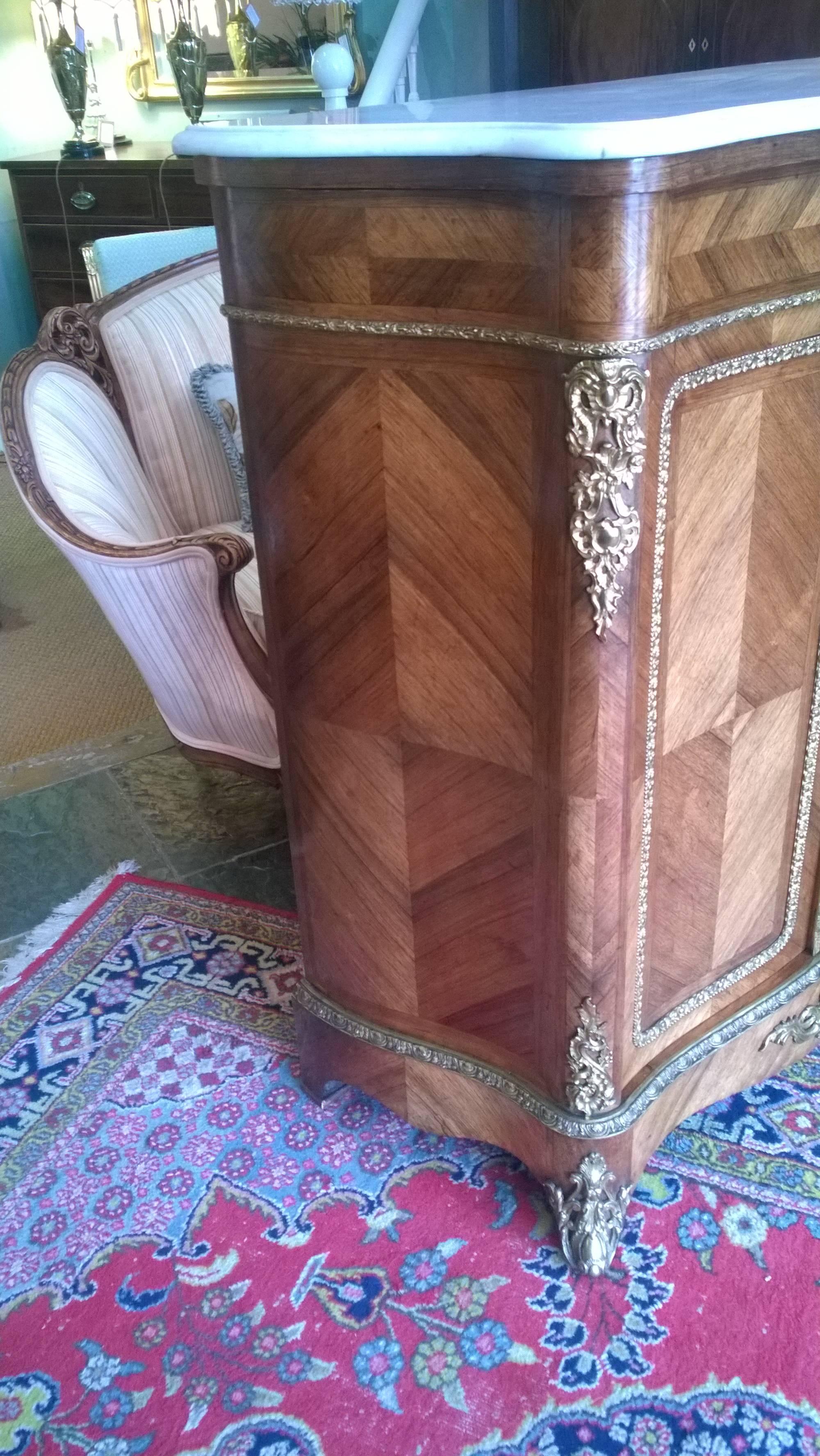 Late 19th Century French Kingwood Serpentine Salon Cabinet In Excellent Condition For Sale In Altrincham, Cheshire