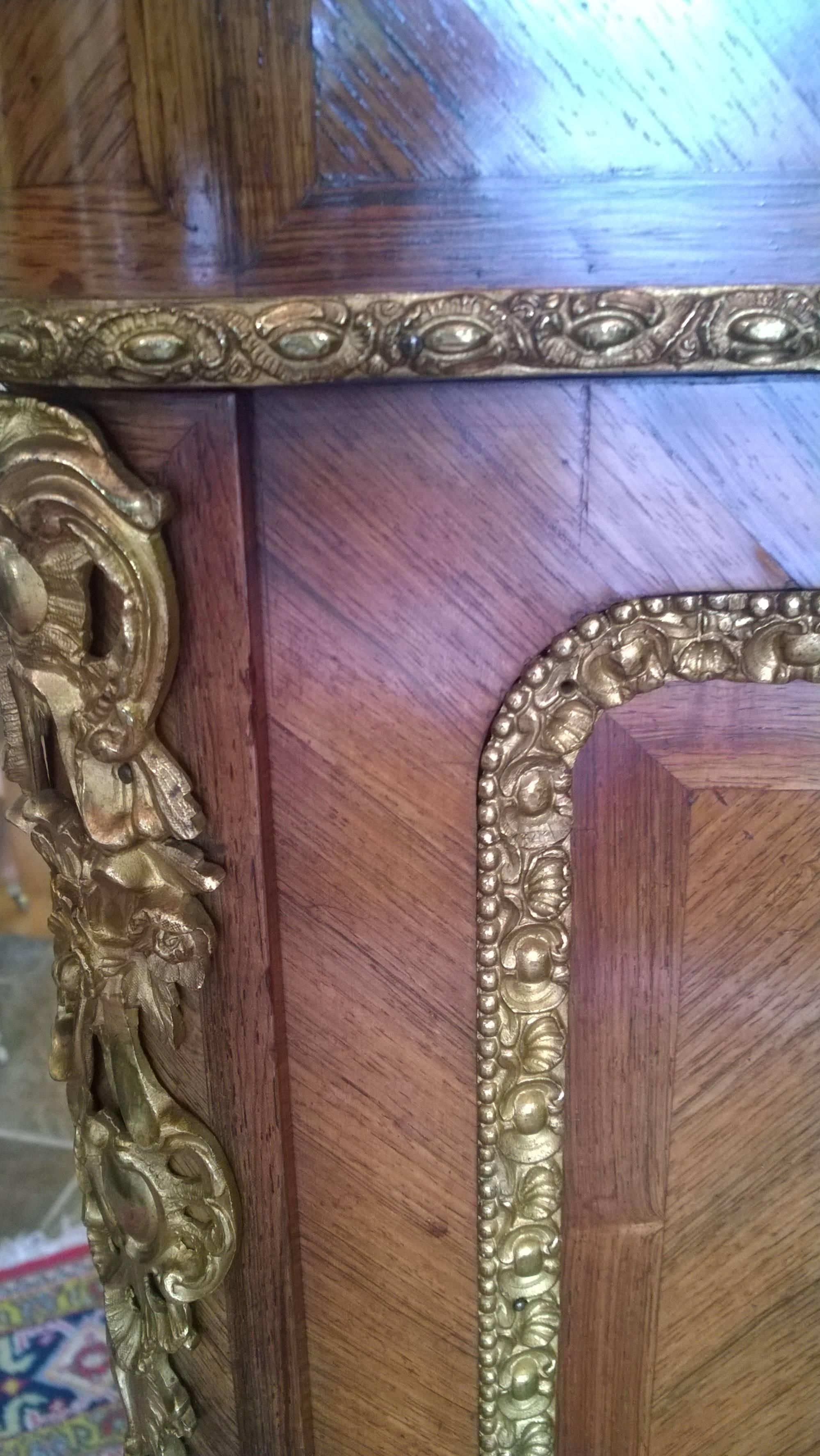 Late 19th Century French Kingwood Serpentine Salon Cabinet For Sale 1