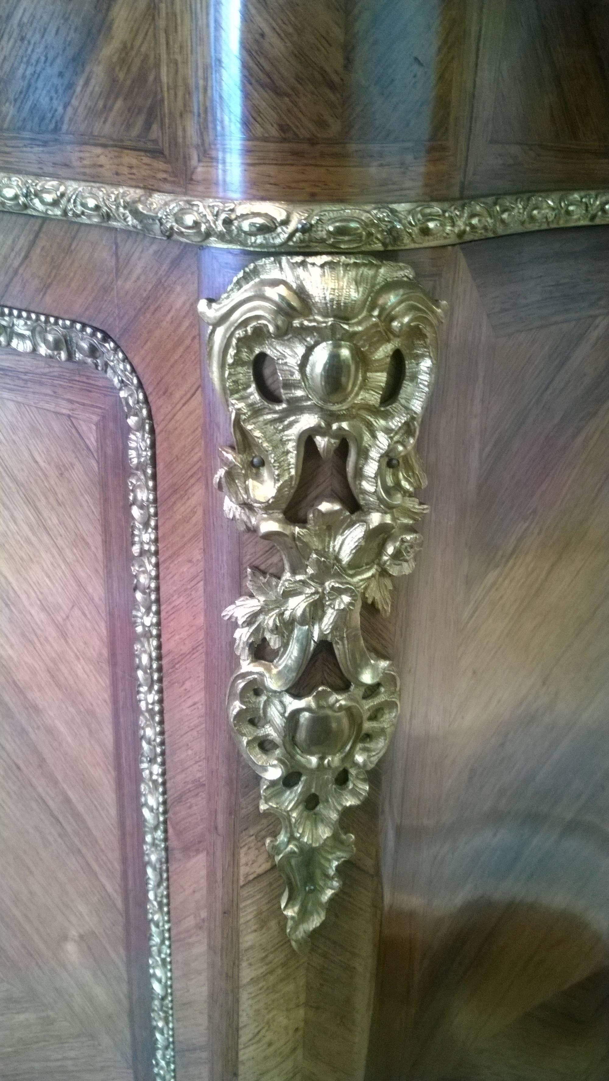 Late 19th Century French Kingwood Serpentine Salon Cabinet For Sale 2