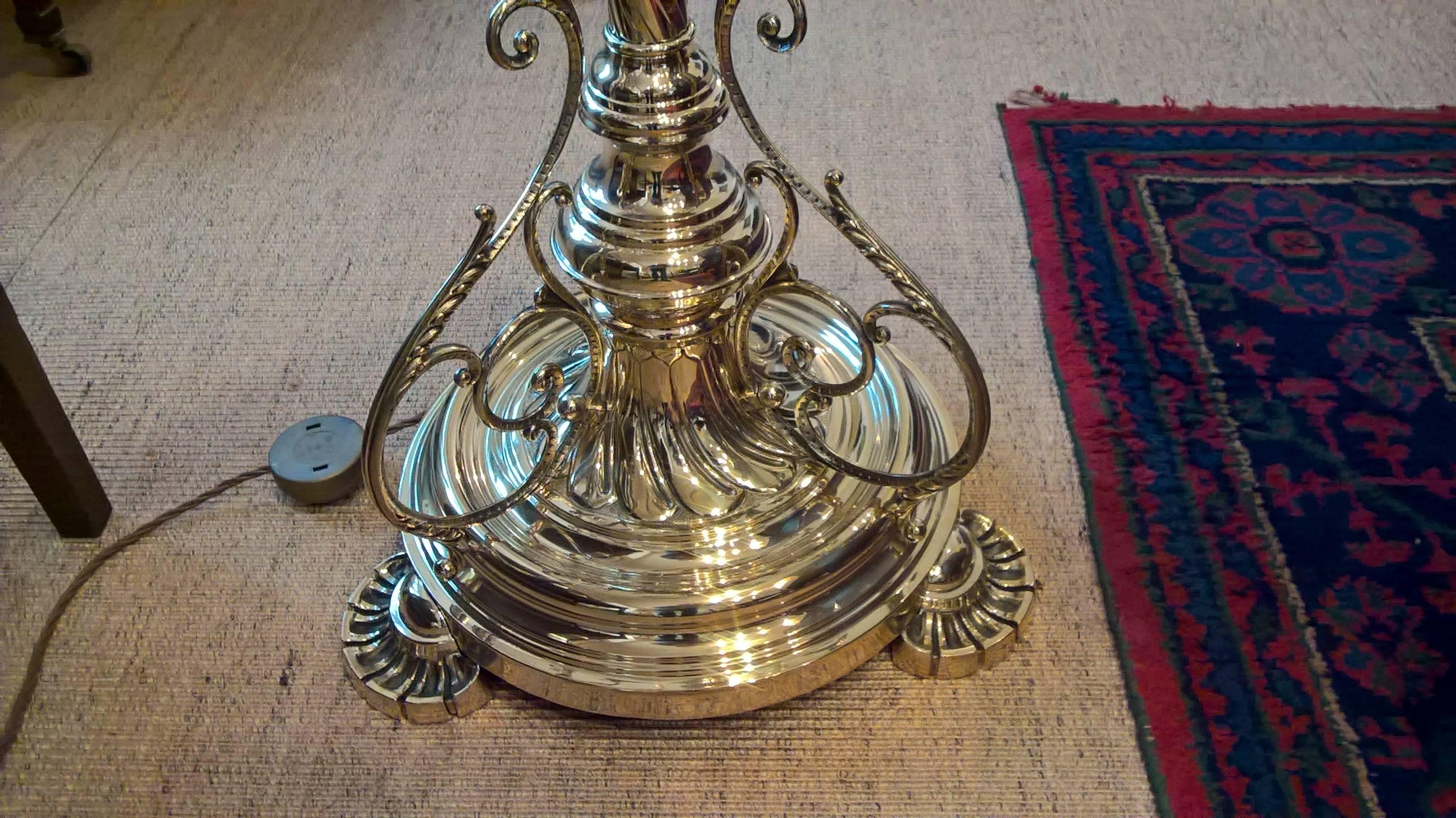 Late 19th Century Victorian Brass Extendable Standard Oil Lamp