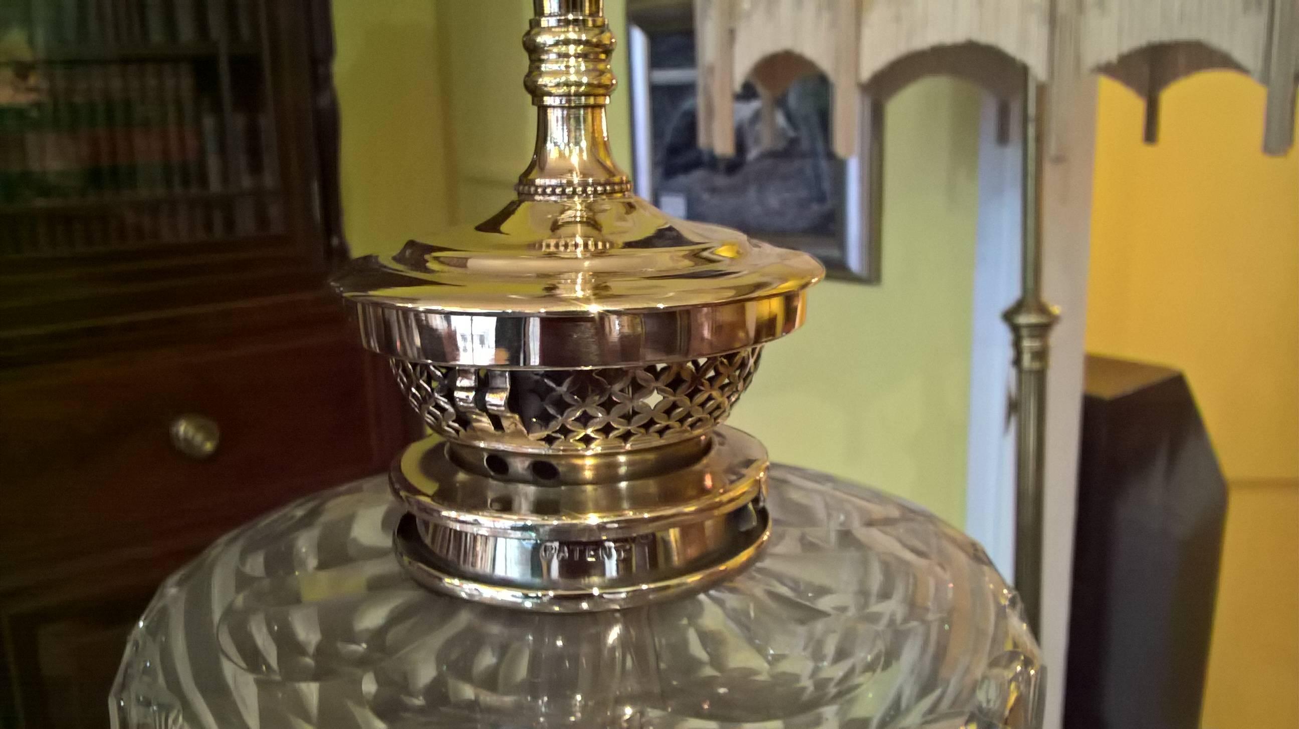Victorian Brass Column Oil Lamp In Excellent Condition In Altrincham, Cheshire