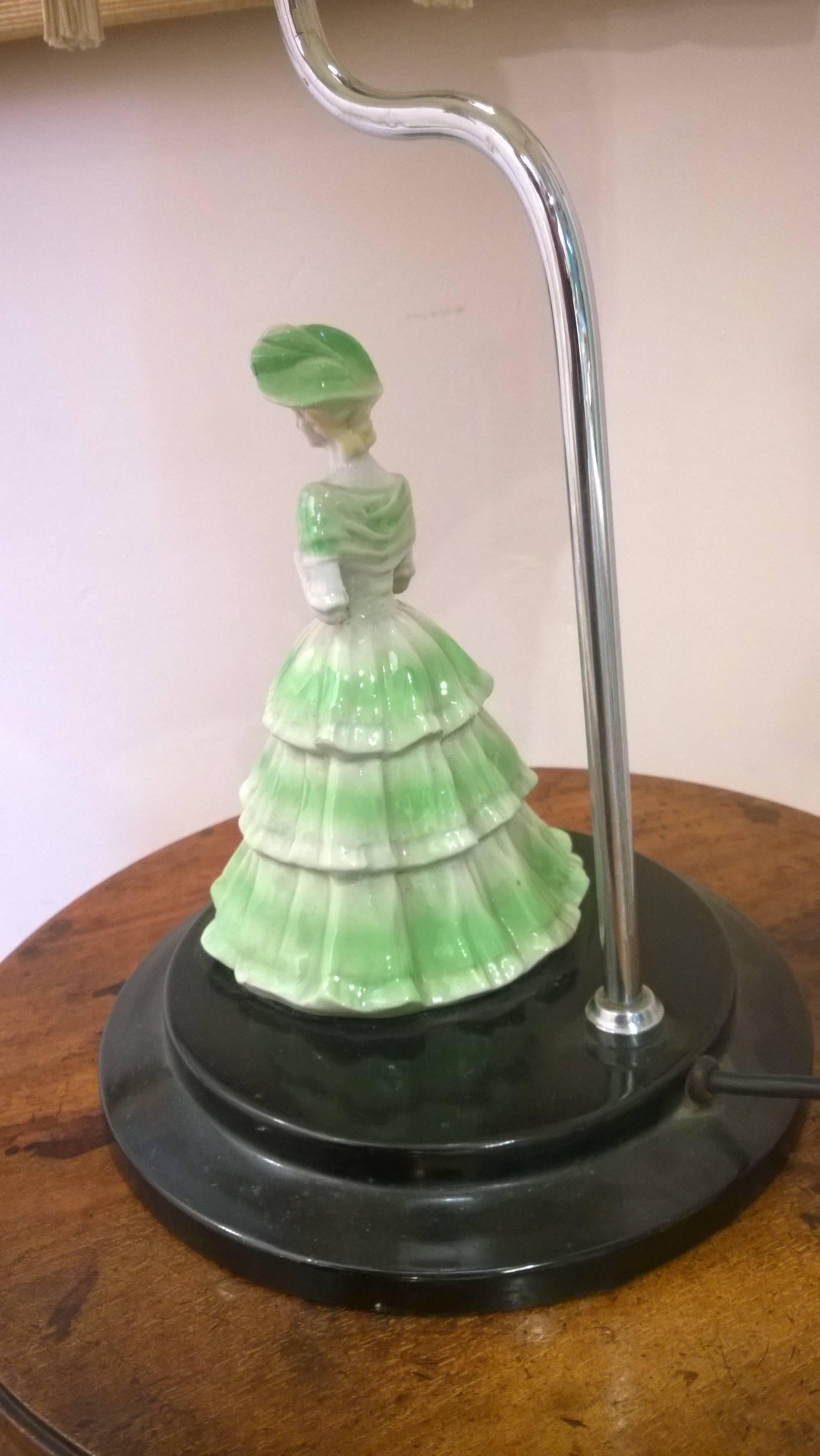 Art Deco Table Light with Porcelain Figurine of a Lady In Good Condition For Sale In Altrincham, Cheshire