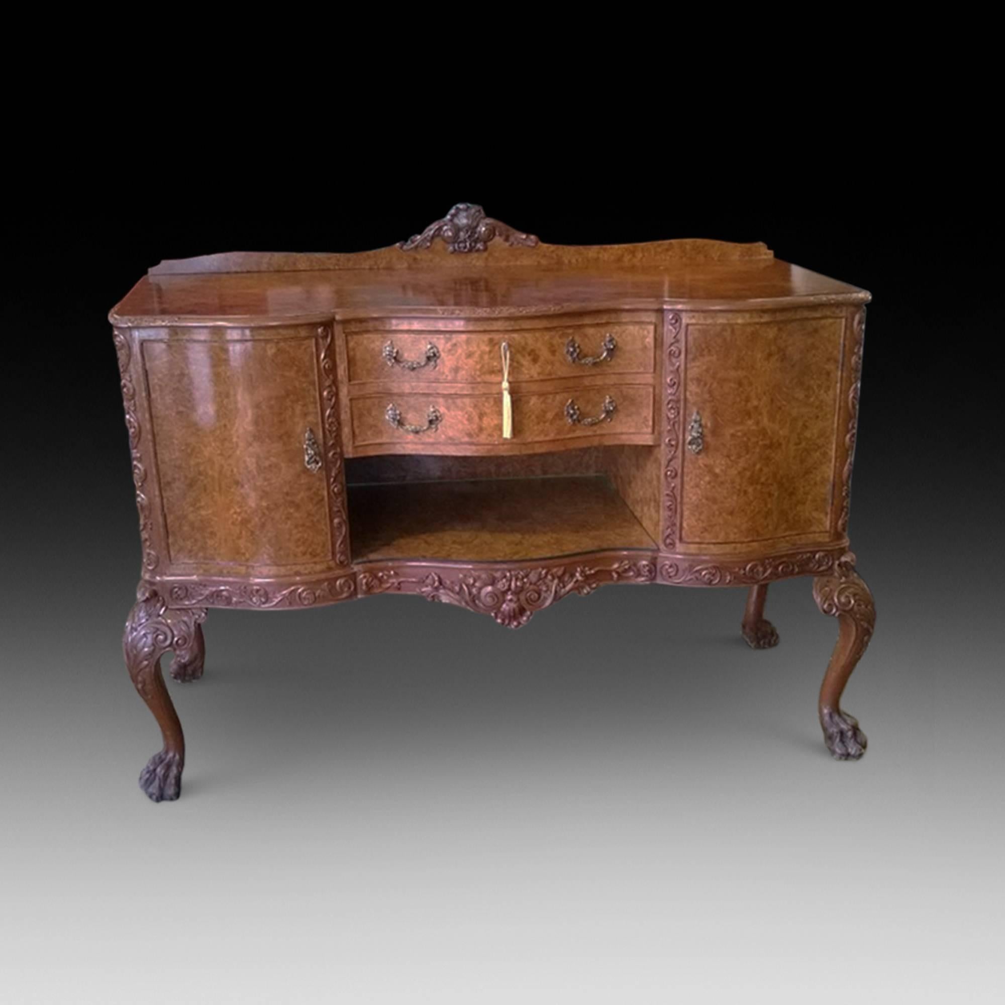 Exceptional Quality 1920s Burr Walnut Queen Anne Style Dining Room Suite In Excellent Condition For Sale In Altrincham, Cheshire