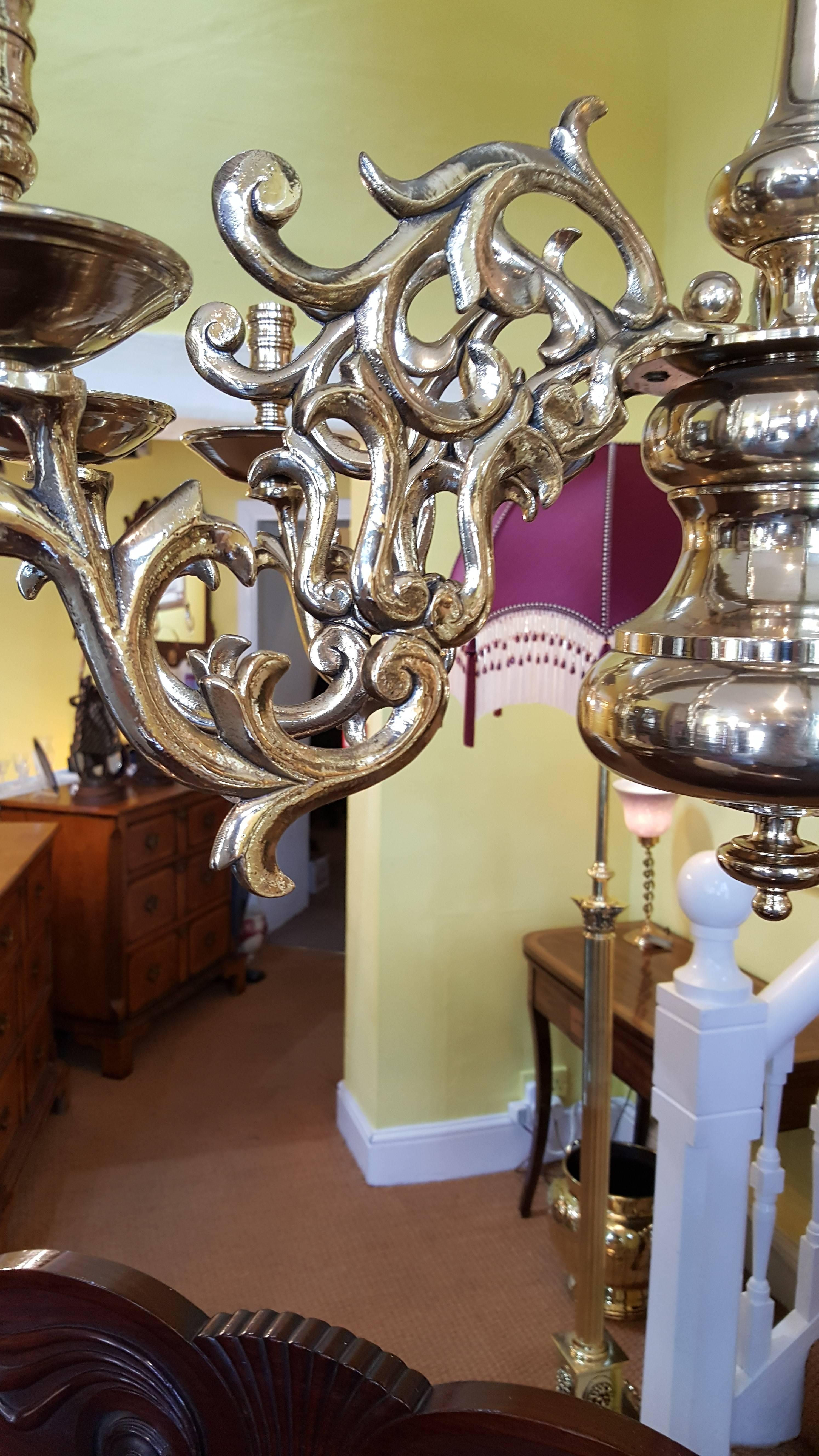 Mid-19th century substantial eight branch brass chandelier ceiling light with individual
candle holders with drip trays 
Measures: 26