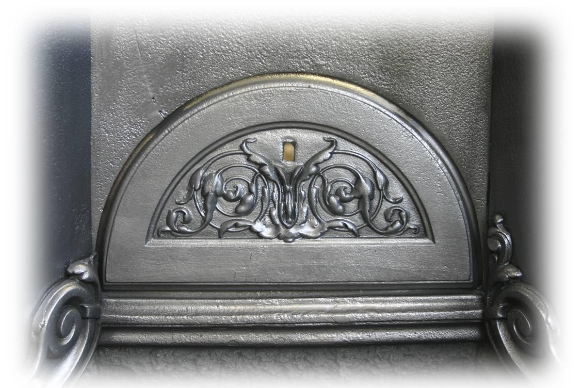 Large antique Victorian arched fireplace insert, circa 1860.
Finished in traditional black grate polish.