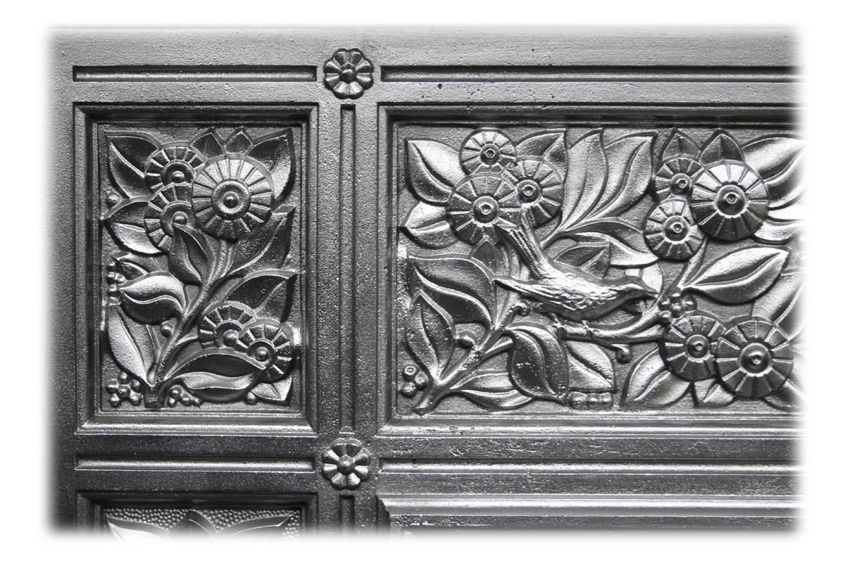 Late Victorian ornate cast iron combination grate decorated in the manner of William Morris. Superior quality casting shows to the central panel a female mask, flanked by further panels depicting song birds amongst stylised flowers and foliage.