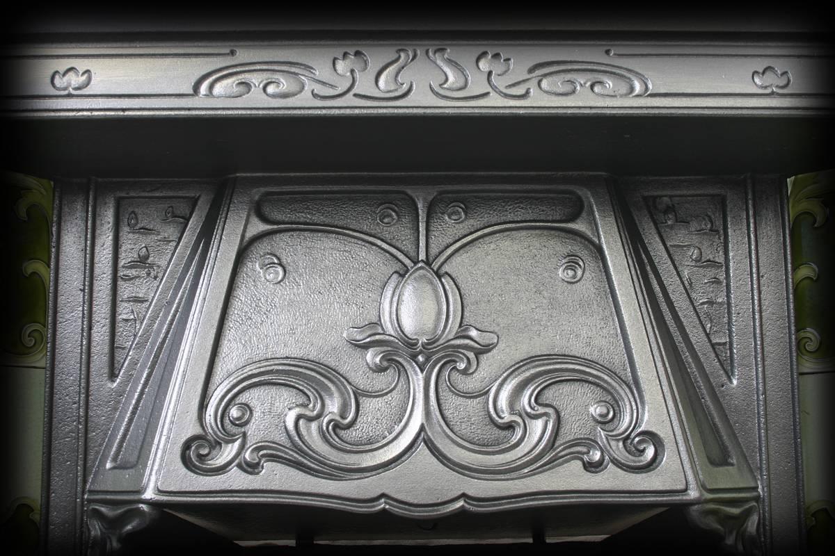 An exceptional original antique Edwardian Art Nouveau cast iron fireplace insert with decorative cast canopy and frame, complete with fine original grate and bars, circa 1895. Complete with a beautiful set of original Art Nouveau fireplace tiles.