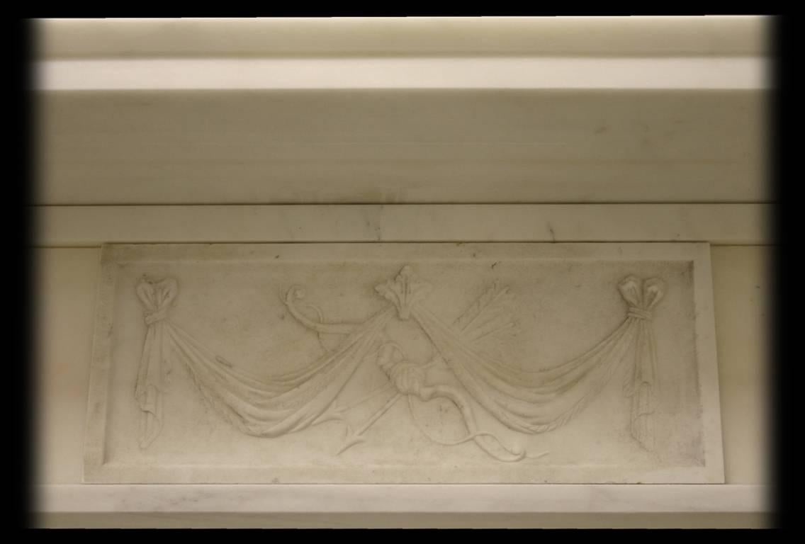 Fine Antique Georgian Fire Surround in Statuary Marble In Good Condition For Sale In Manchester, GB