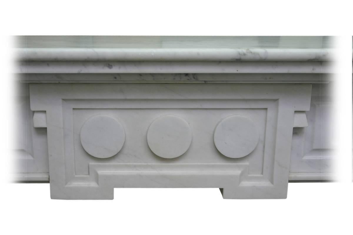 Cheminée continentale ancienne en marbre blanc du XIXe siècle en vente 1