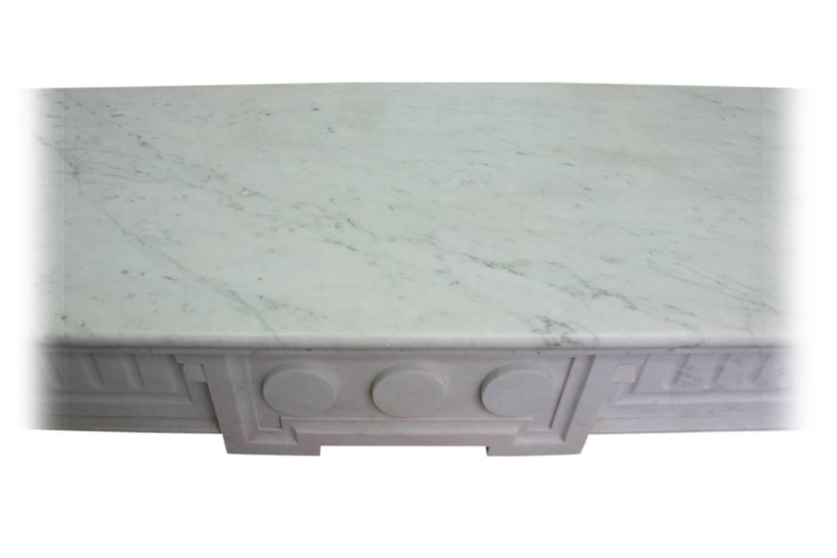 Cheminée continentale ancienne en marbre blanc du XIXe siècle en vente 2