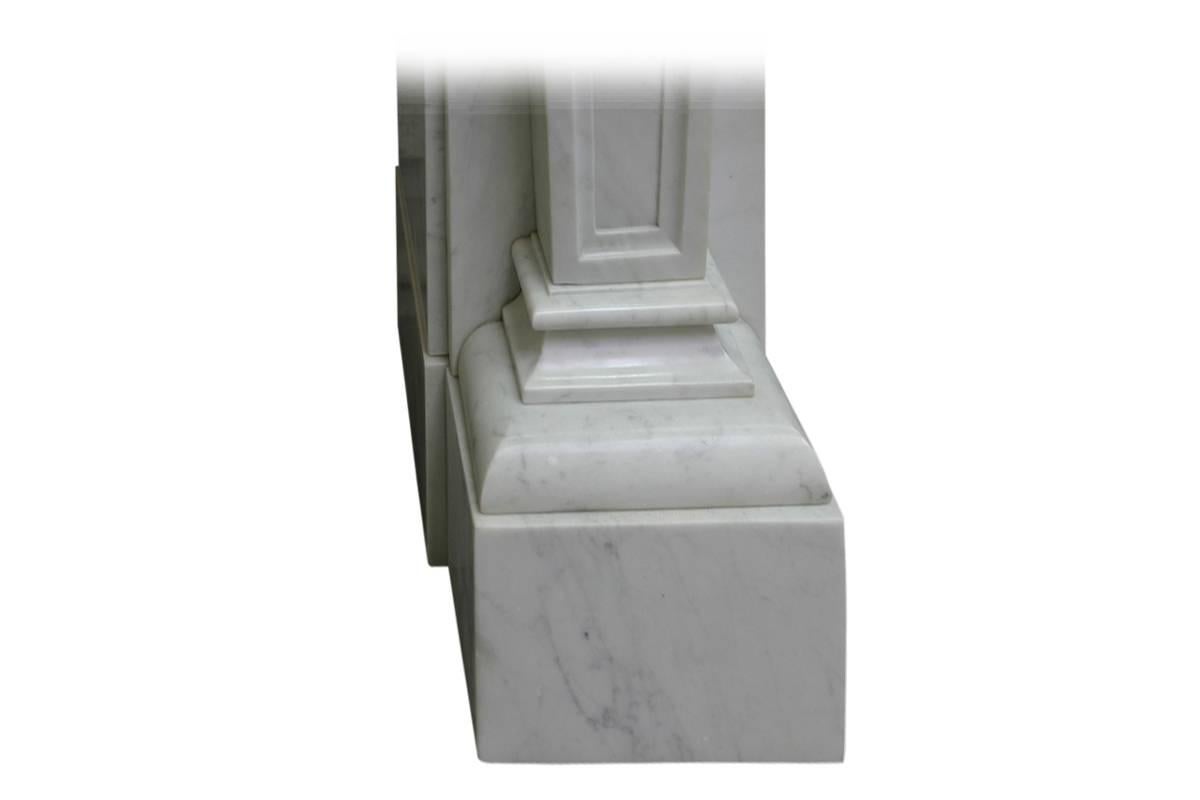 Cheminée continentale ancienne en marbre blanc du XIXe siècle en vente 3