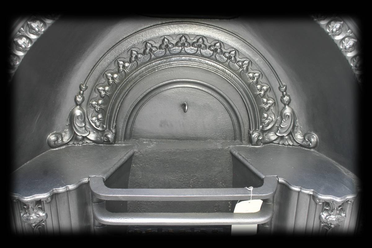 Large mid-19th century reclaimed ornate and finely cast hob register grate with arched aperture.
Measures:
Overall width 36
