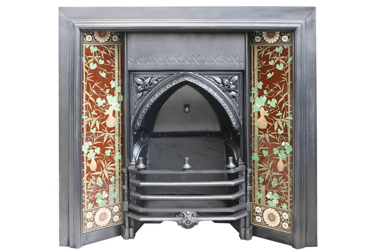 Grand insert de cheminée gothique victorien en fonte et carreaux du XIXe siècle en vente 1