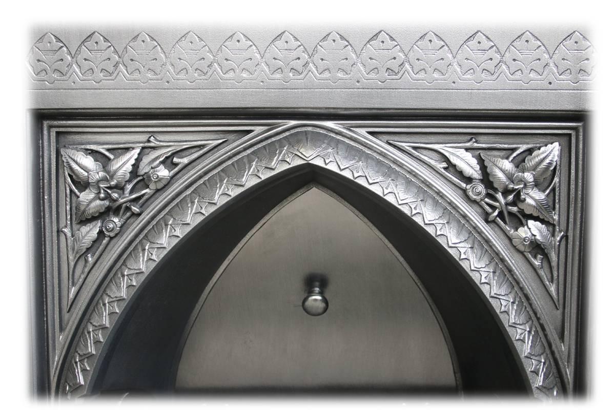 Fer Grand insert de cheminée gothique victorien en fonte et carreaux du XIXe siècle en vente