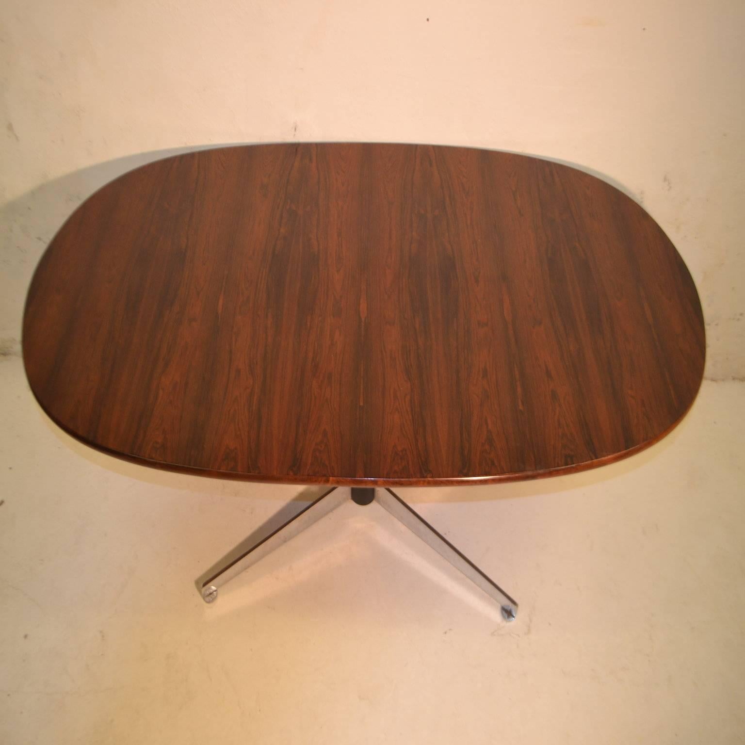 Rosewood dining table design by Robin Day for Hille.

The table comfortably seats eight people.