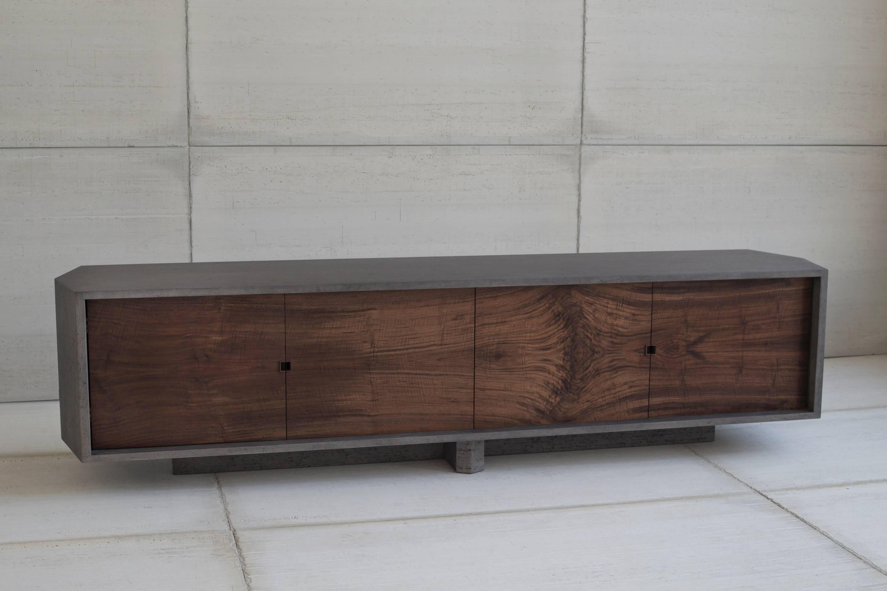 Inspired by Brutalist architecture, the Struttura Credenza 
utilizes our proprietary Maykume wood to liken a béton brut aesthetic. 

Shown: 90