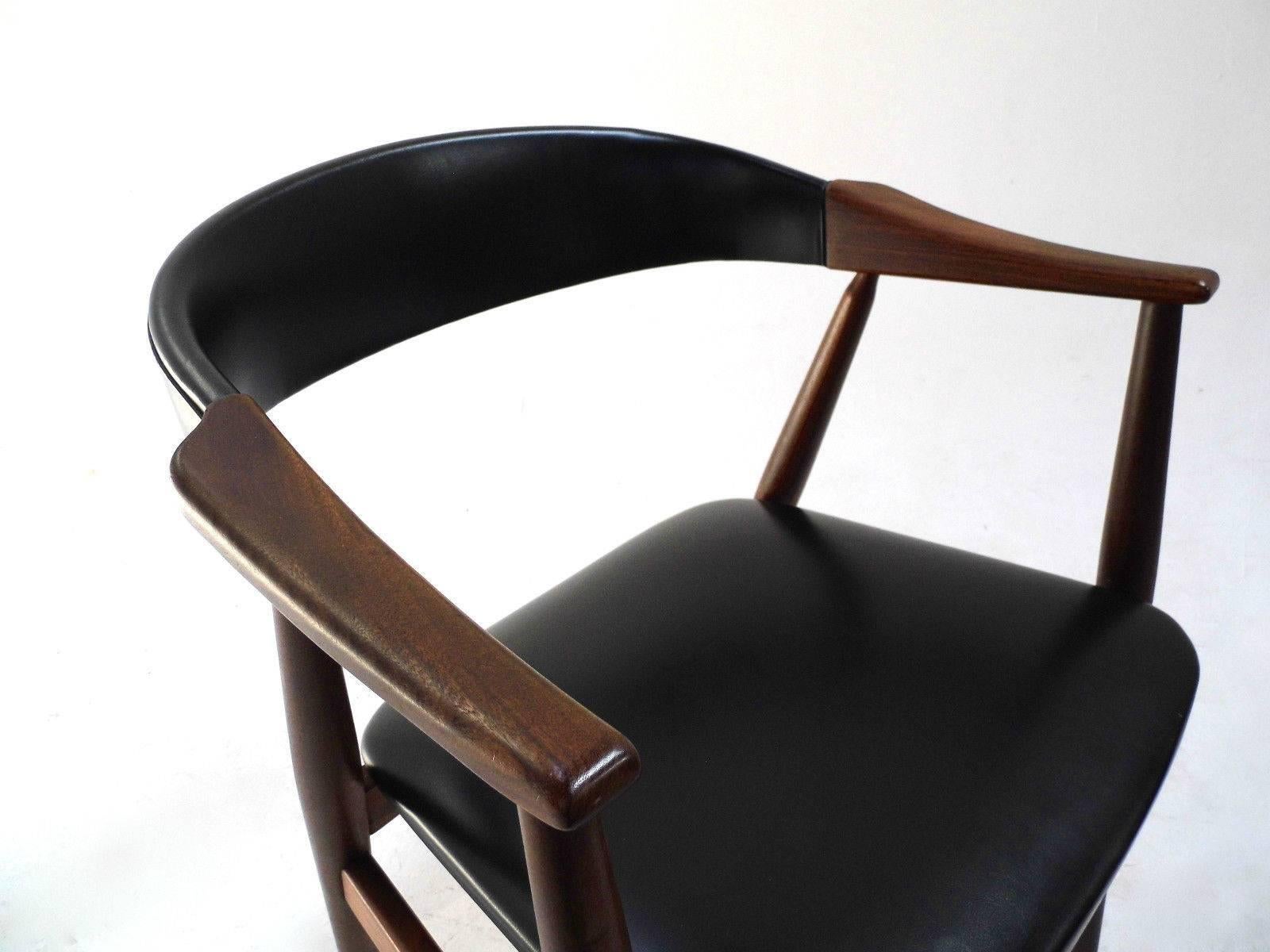 A beautiful teak and soft black vinyl desk chair by Farstrup, this would make a stylish addition to any living or work area. The chair has a curved backrest and wide seatpad for enhanced comfort. A striking piece of classically designed Danish