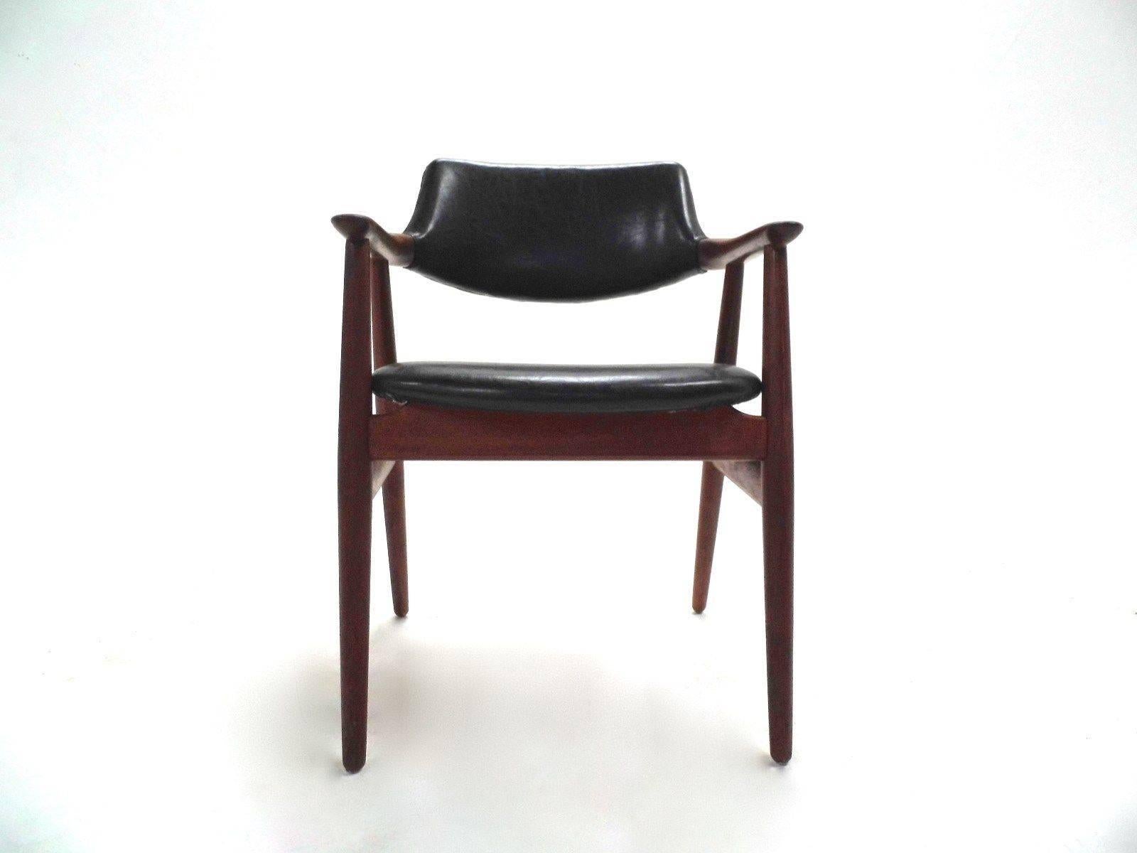 A beautiful Danish Model GM11 teak and black vinyl desk chair designed by Svend Age Eriksen for Glostrup Mobelfabrik in the 1960s, this would make a stylish addition to any living or work area. The chair has a curved backrest and sculptured teak