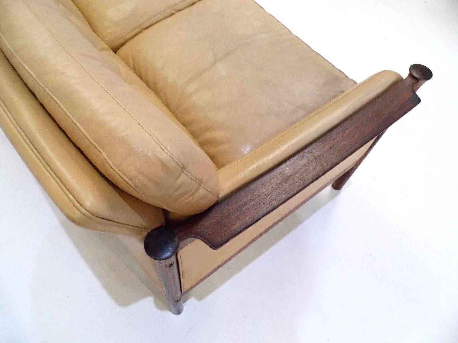 Norwegian Cream Leather and Rosewood Three-Seat Sofa by Torbjørn Afdal In Good Condition In London, GB