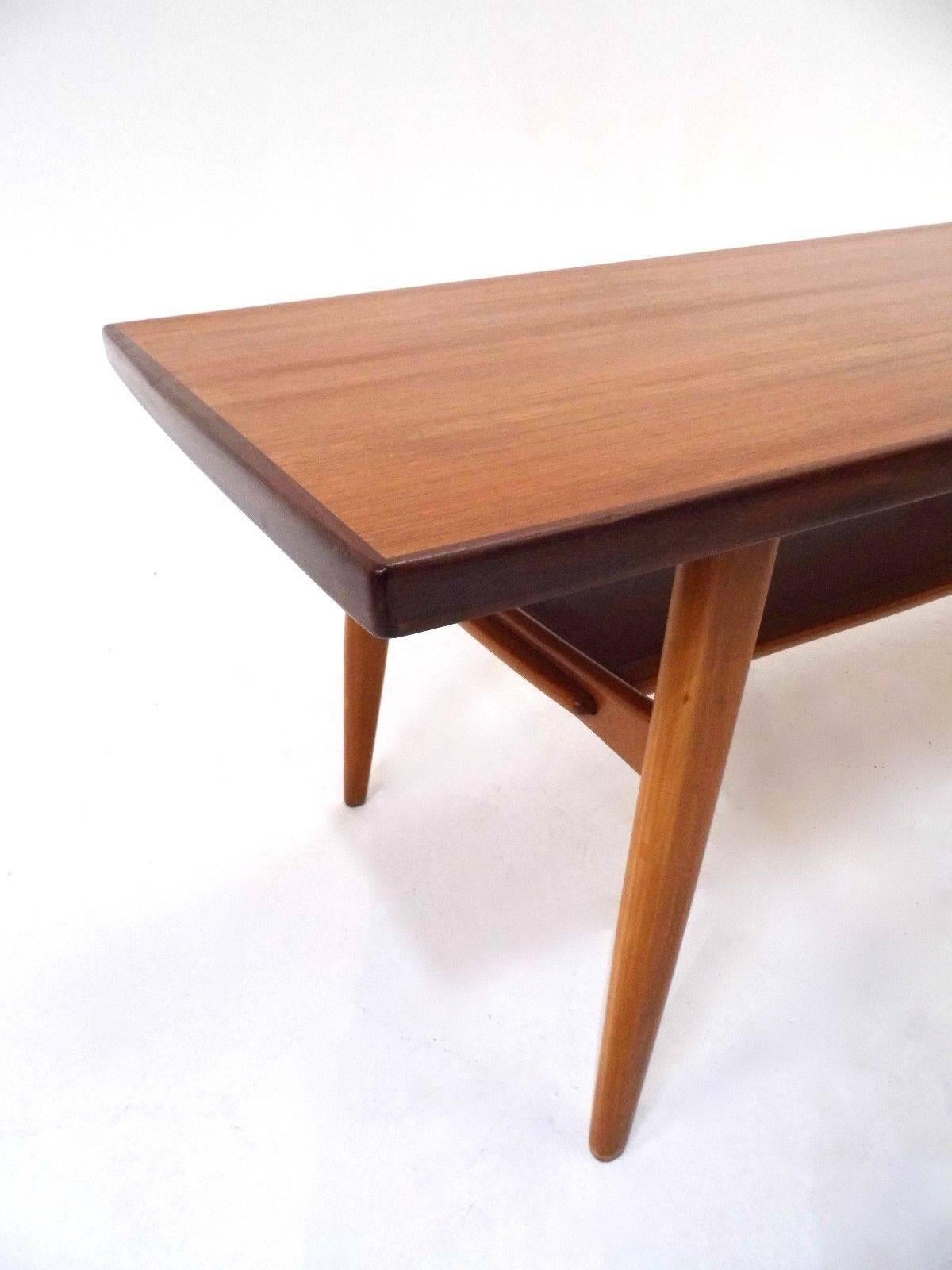 A beautiful Norwegian teak coffee table, this would make a stylish addition to any living area. The table has a storage shelf and cross grain bordering. A striking piece of classically designed Scandinavian furniture.

The table is in excellent